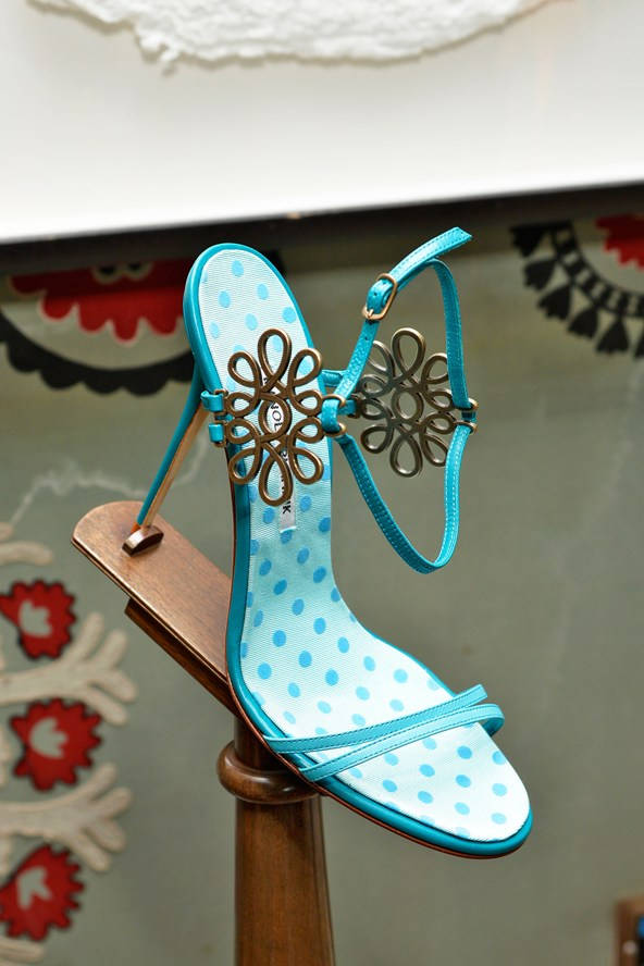 Manolo Blahnik, thin strapped, turquoise polka-dot sandal, SD Phone Wallpaper