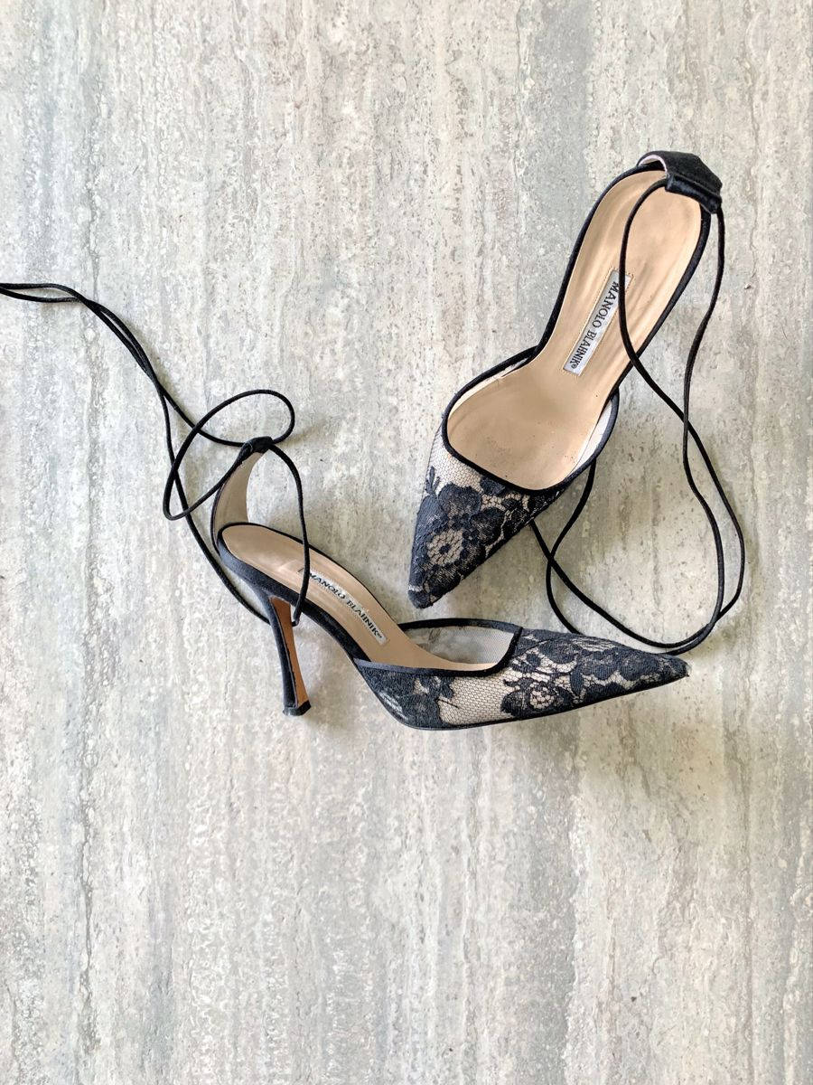 Manolo Blahnik, black lace satin pumps, ankle straps, SD Phone Wallpaper