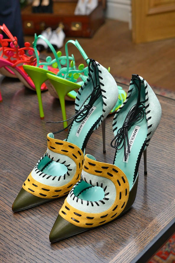 Manolo Blahnik, pointed stiletto, yellow green suede, SD Phone Wallpaper