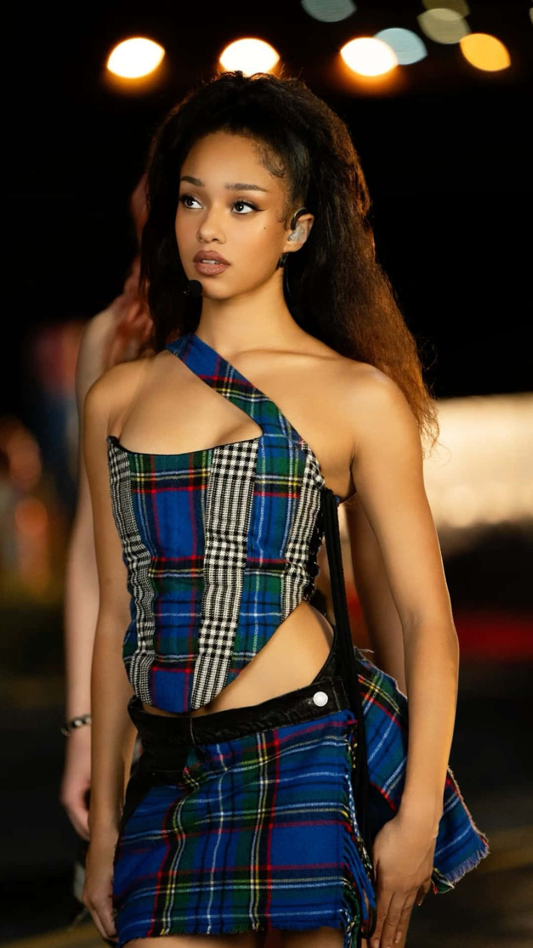Manon Bannerman, blue green and red plaid one shoulder cutout dress, warm stage lights, Full HD Phone Wallpaper