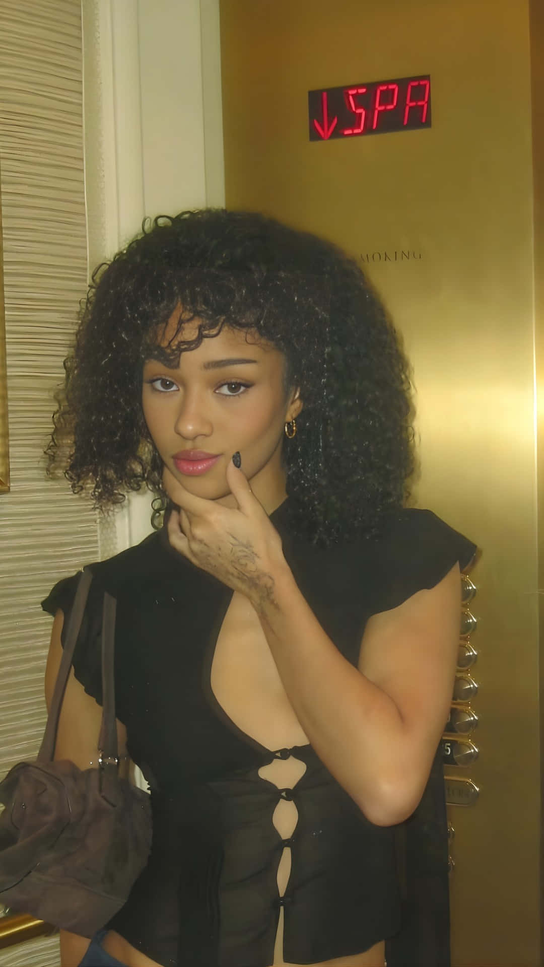 Manon Bannerman, curly hair, gold elevator door, Full HD Phone Wallpaper