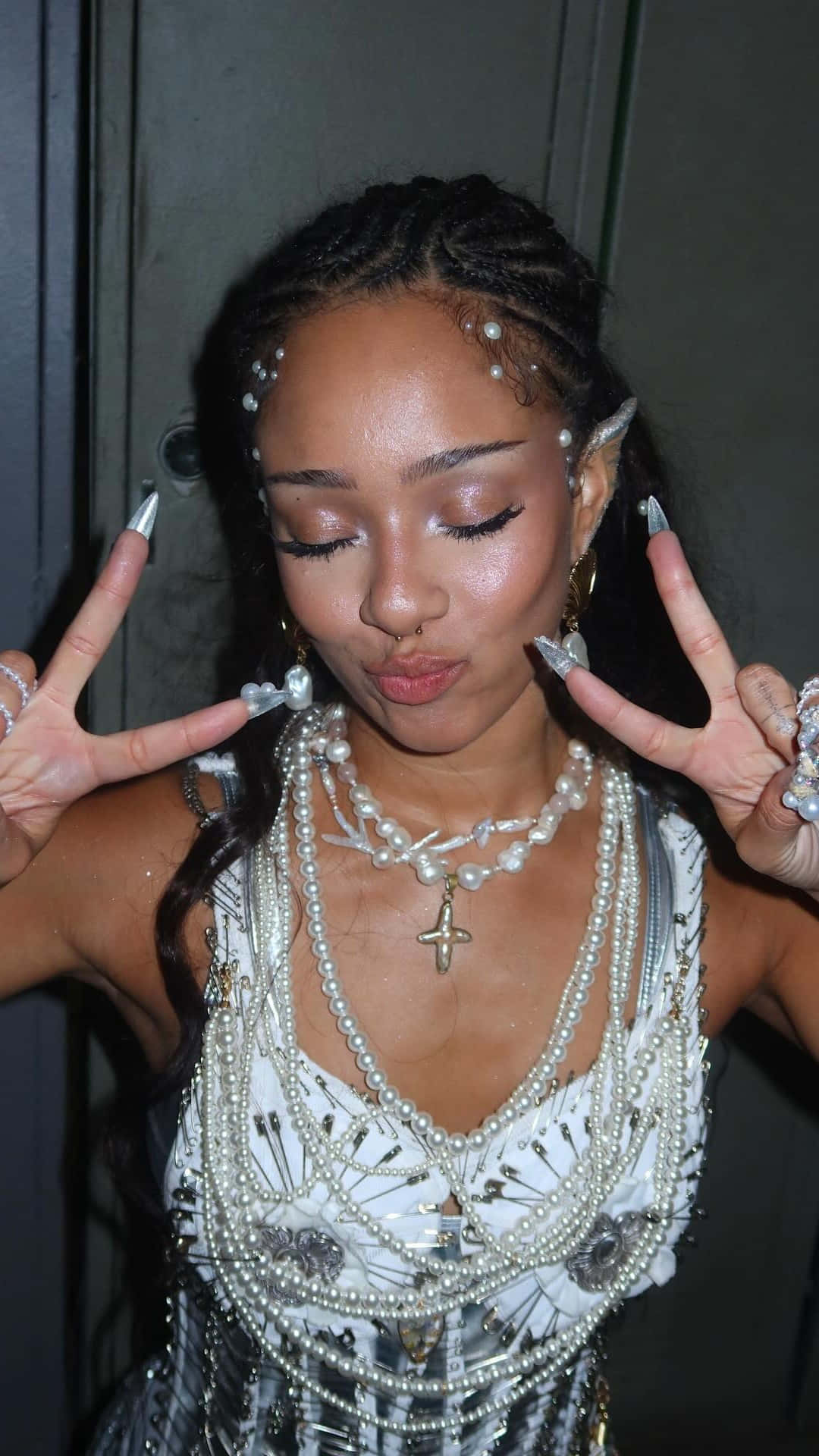Manon Bannerman, braided hair, pearls, Full HD Phone Wallpaper