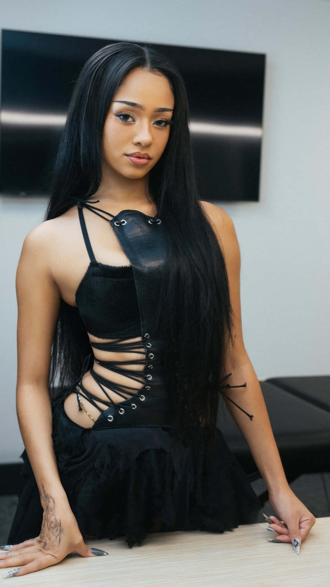 Manon Bannerman, black lace-up corset top, black skirt, Full HD Phone Wallpaper