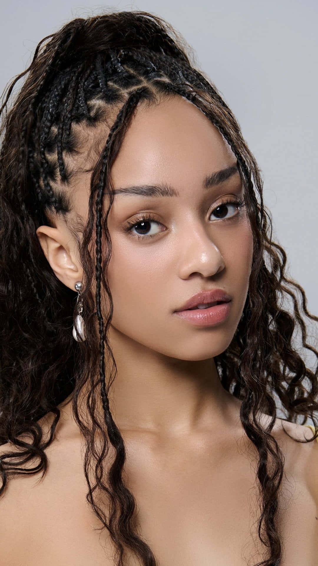 Manon Bannerman, dark braided hair, soft makeup, Full HD Phone Wallpaper