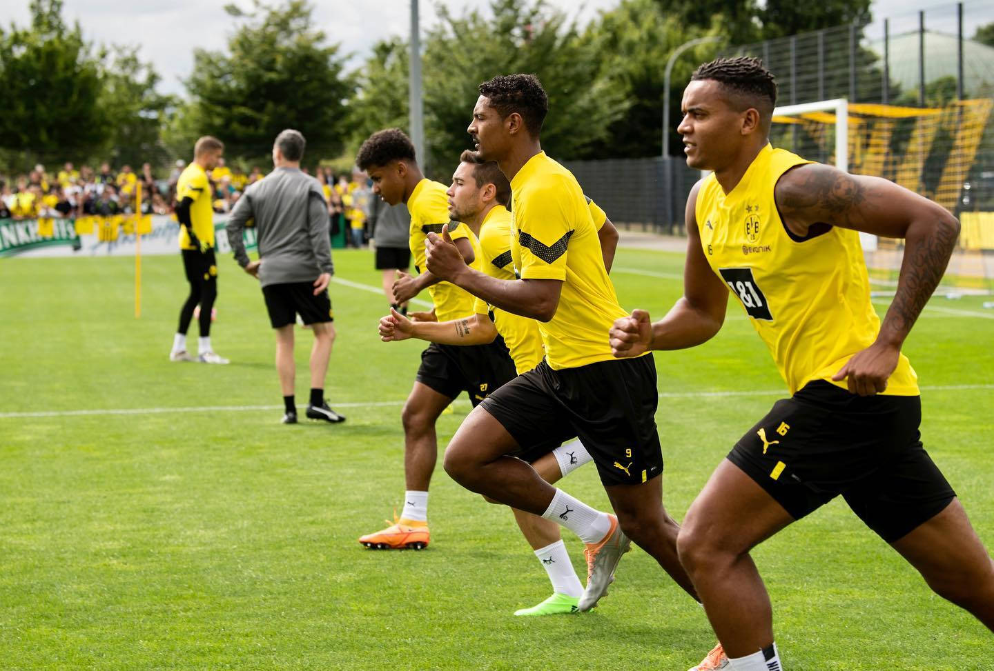 Manuel Akanji, yellow jerseys, vibrant green training pitch, HD Desktop Wallpaper