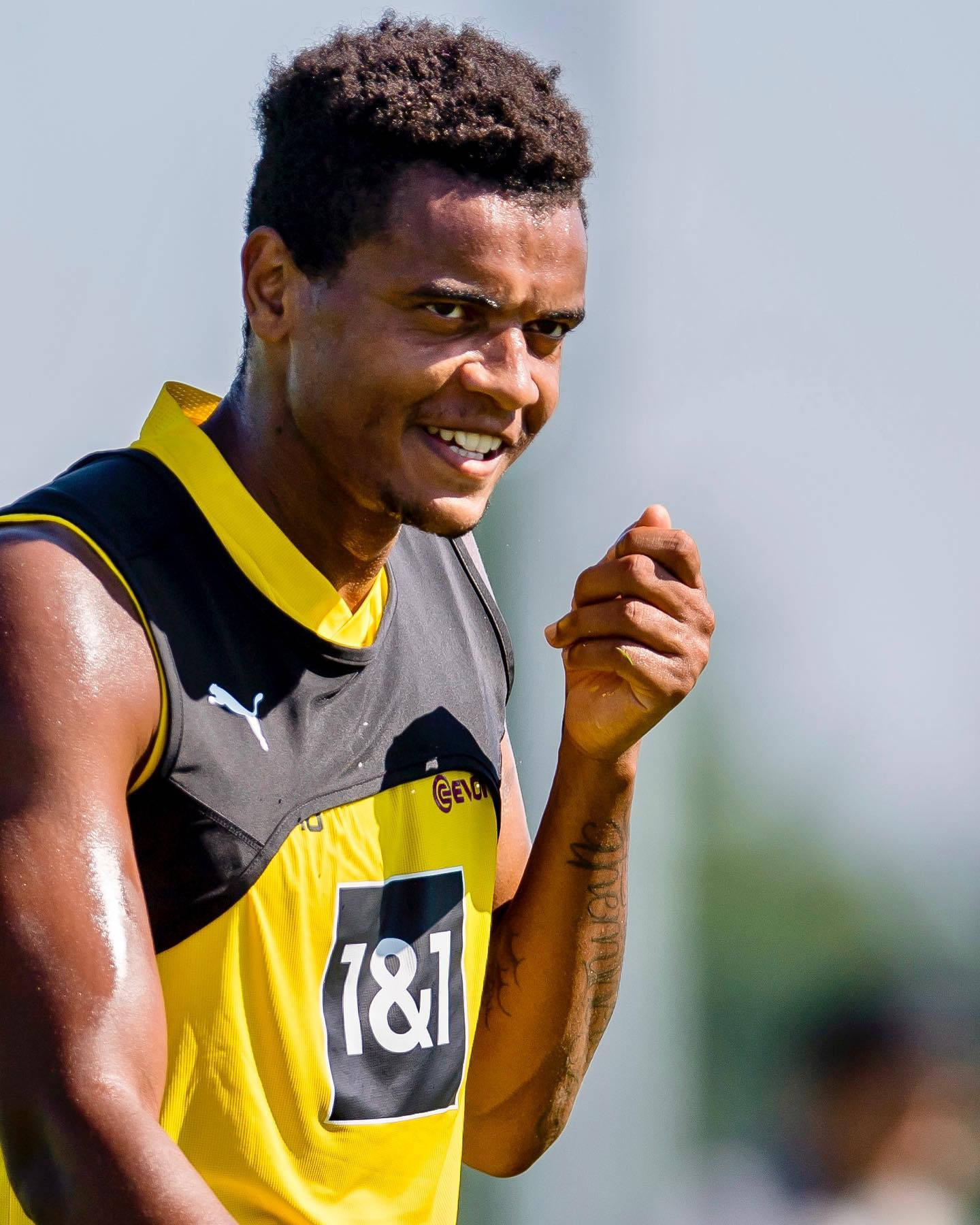Manuel Akanji, yellow and black training jersey, sunny outdoor workout, HD Phone Wallpaper