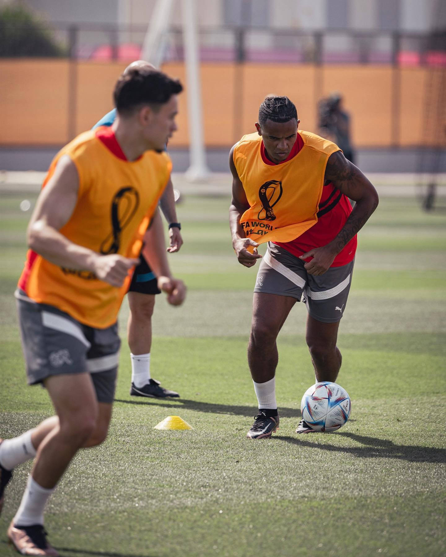 Manuel Akanji, orange training vests, cones, HD Phone Wallpaper
