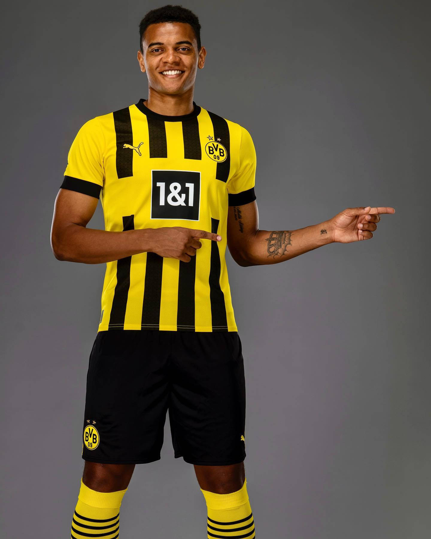 Manuel Akanji, yellow and black striped jersey, team logo, HD Phone Wallpaper