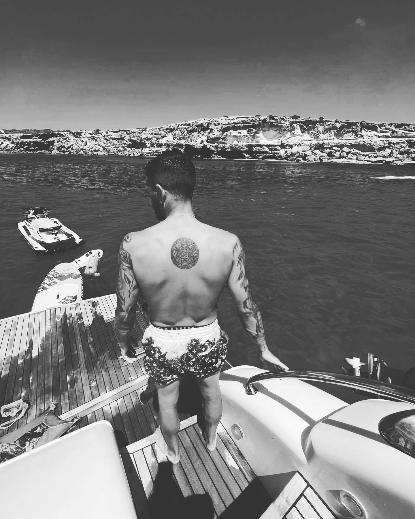 Manuel Lanzini, yacht, rocky coastline, HD Phone Wallpaper