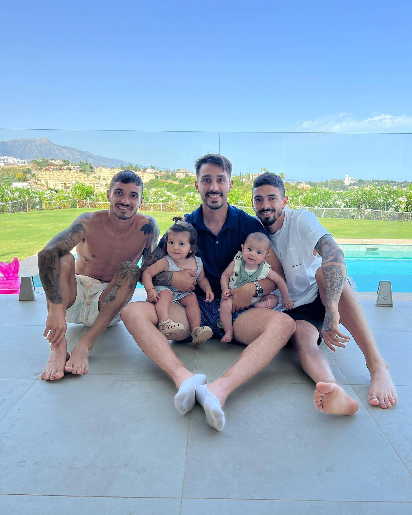 Manuel Lanzini, tiled patio, pool, HD Phone Wallpaper