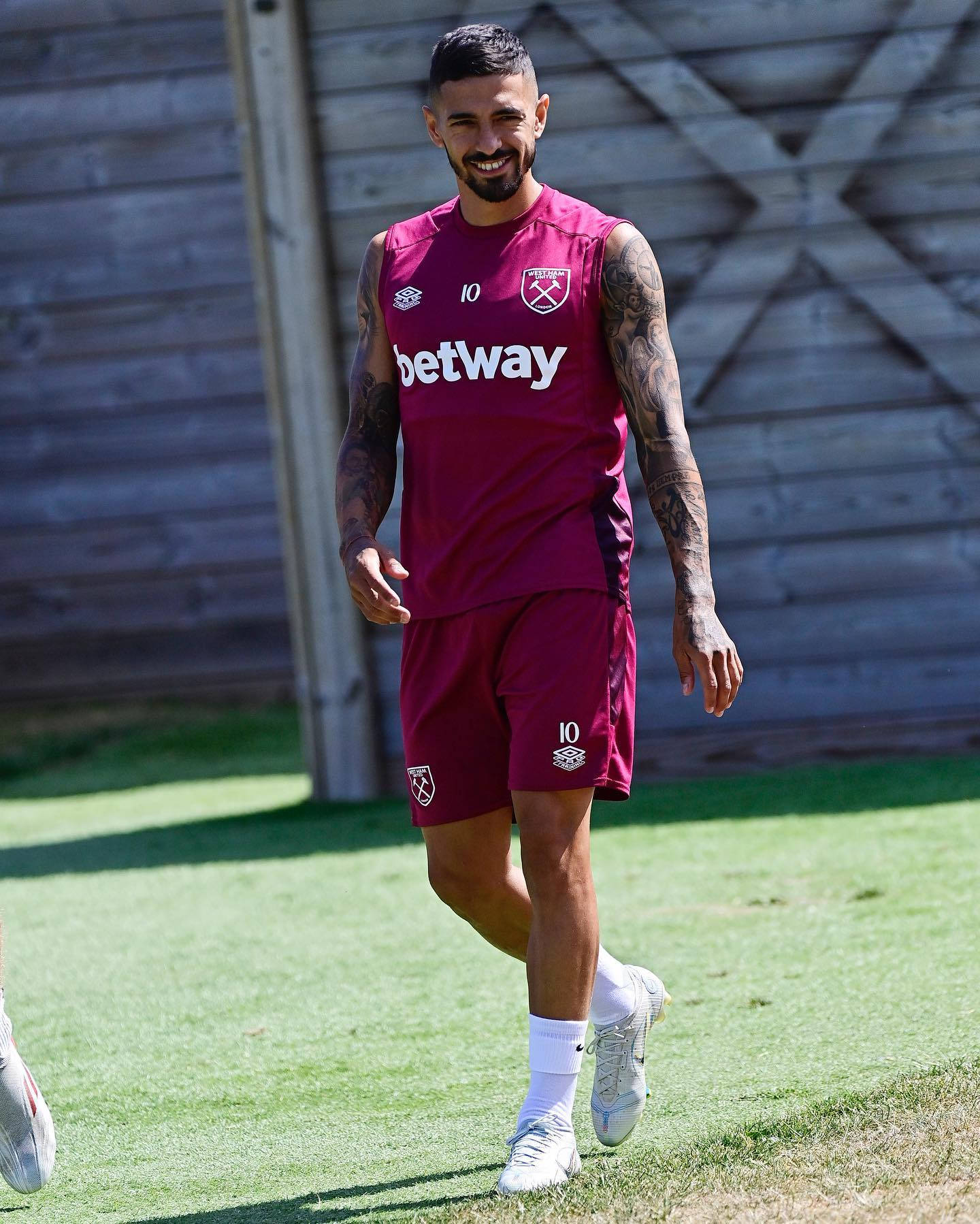 Manuel Lanzini, maroon training gear, grass, HD Phone Wallpaper