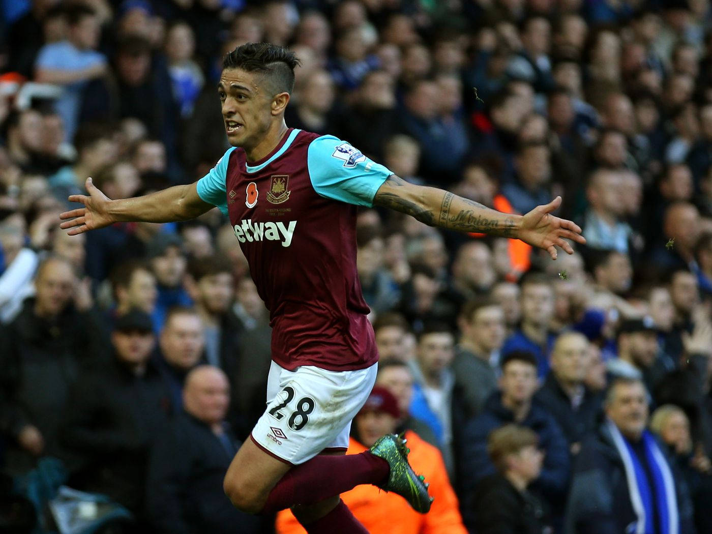 Manuel Lanzini, maroon and teal kit, packed stadium crowd, HD Desktop Wallpaper