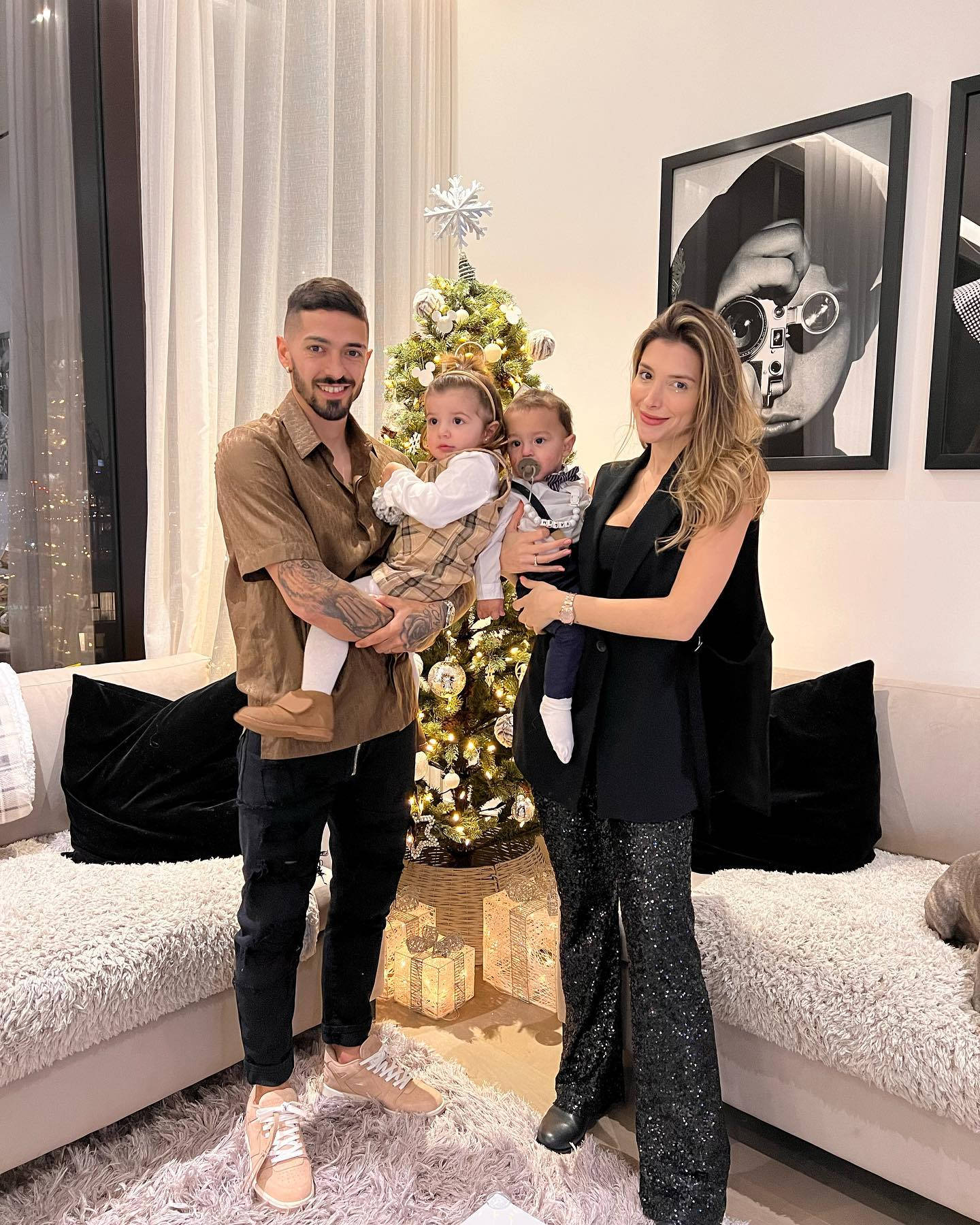Manuel Lanzini, Christmas tree, cozy modern living room, HD Phone Wallpaper