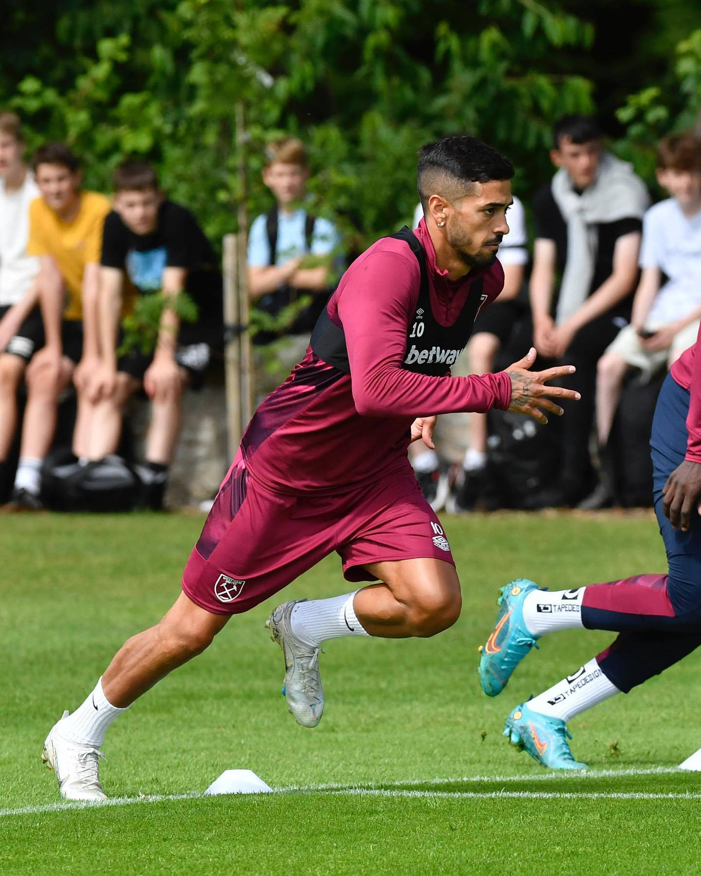 Manuel Lanzini, maroon kit, grass field, HD Phone Wallpaper