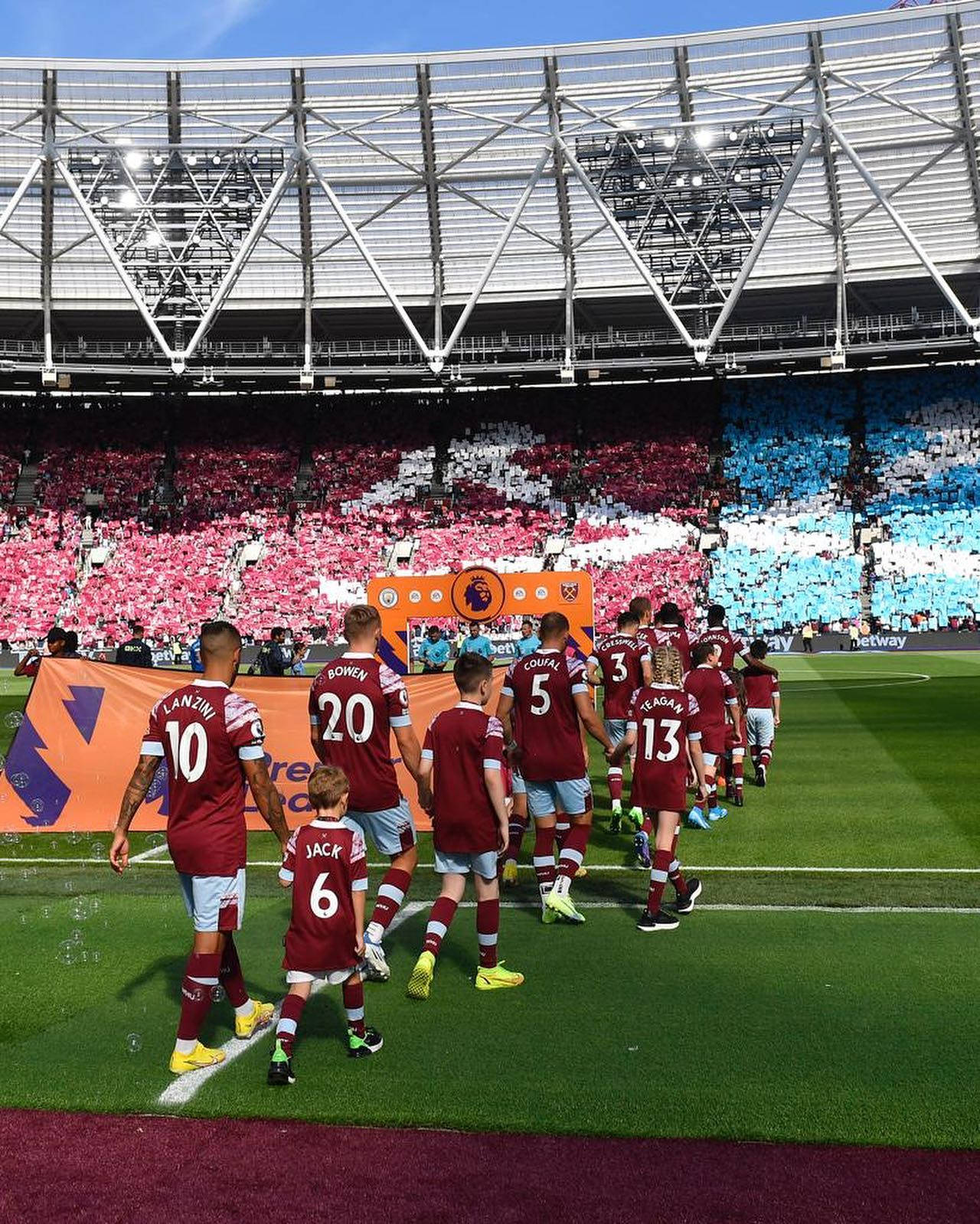 Manuel Lanzini, maroon jerseys, vibrant green pitch, HD Phone Wallpaper