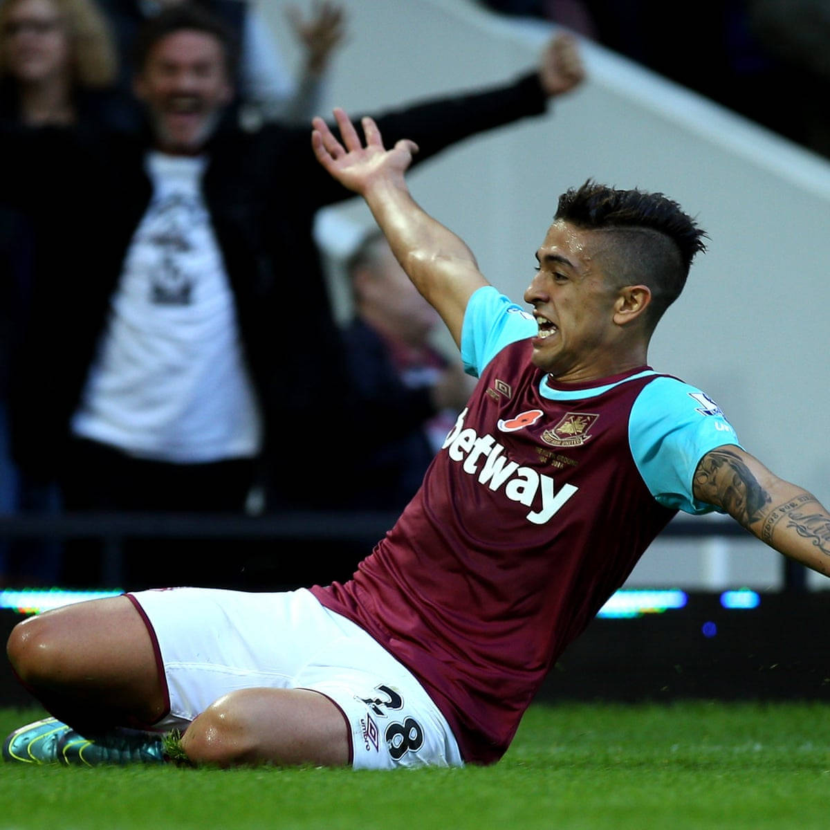 Manuel Lanzini, maroon and light blue kit, grass, SD Desktop Wallpaper