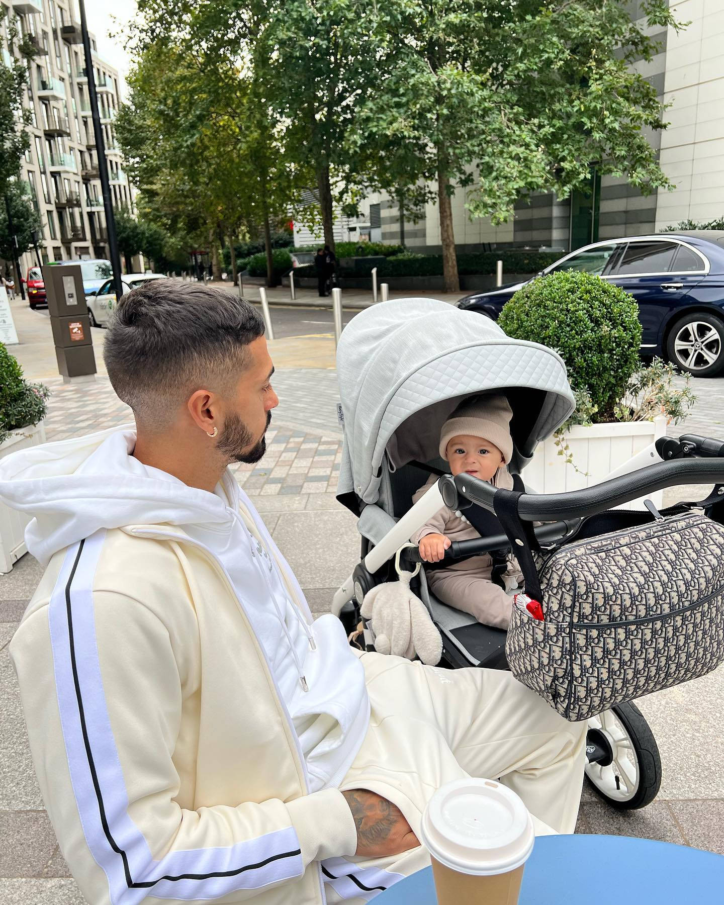 Manuel Lanzini, cream tracksuit, blue table, HD Phone Wallpaper