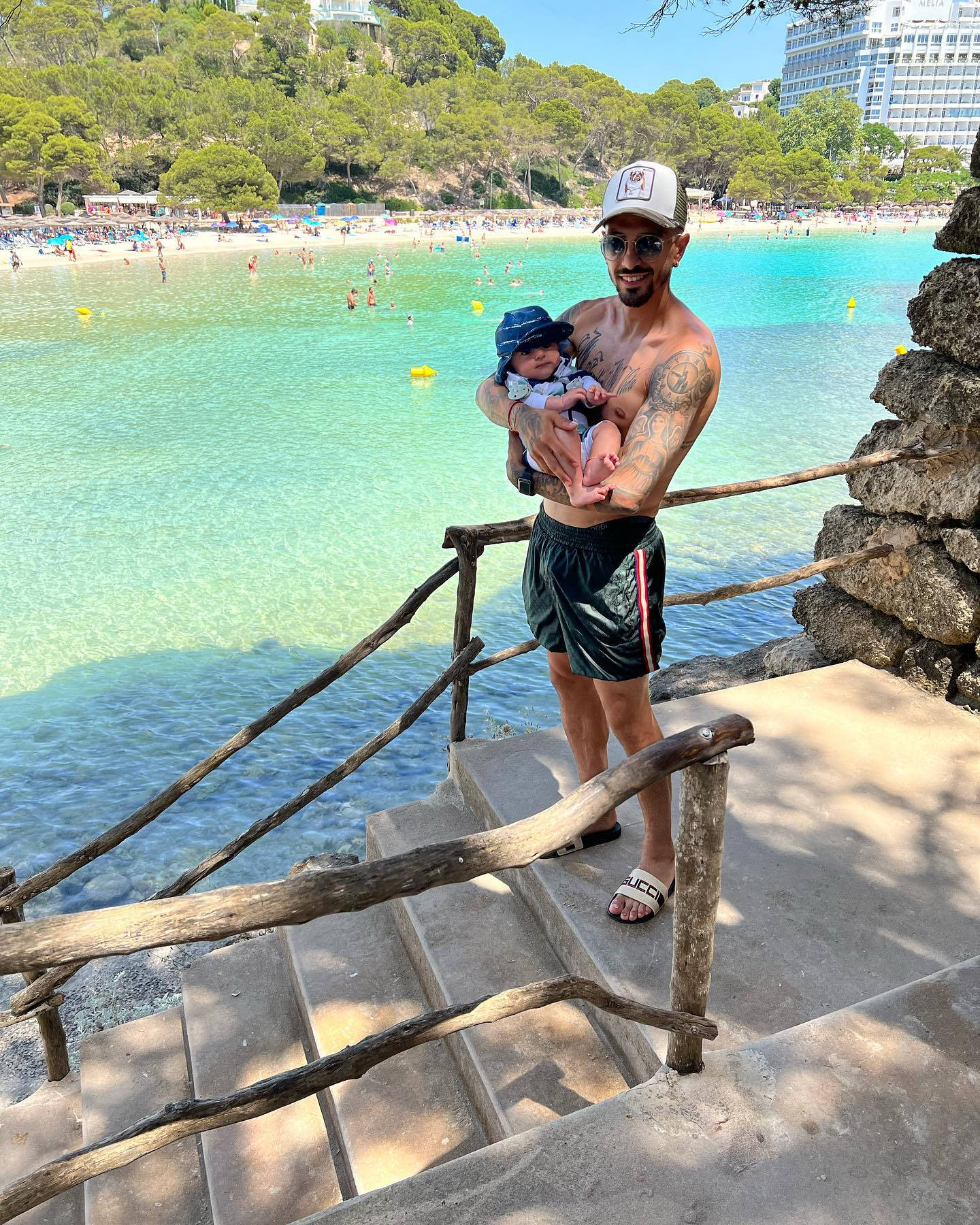 Manuel Lanzini, baby, stone steps, HD Phone Wallpaper
