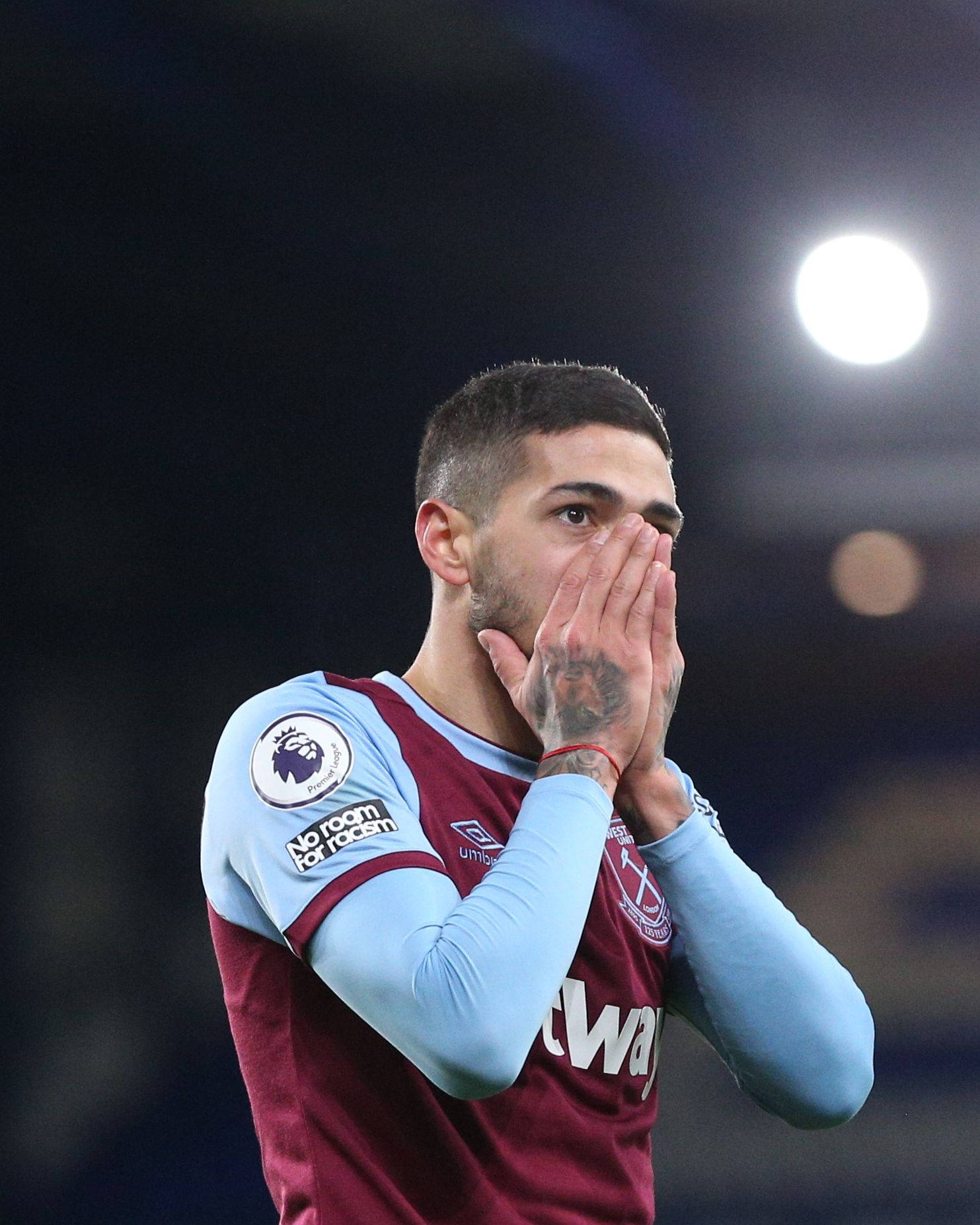 Manuel Lanzini, maroon and light blue jersey, stadium lights, HD Phone Wallpaper