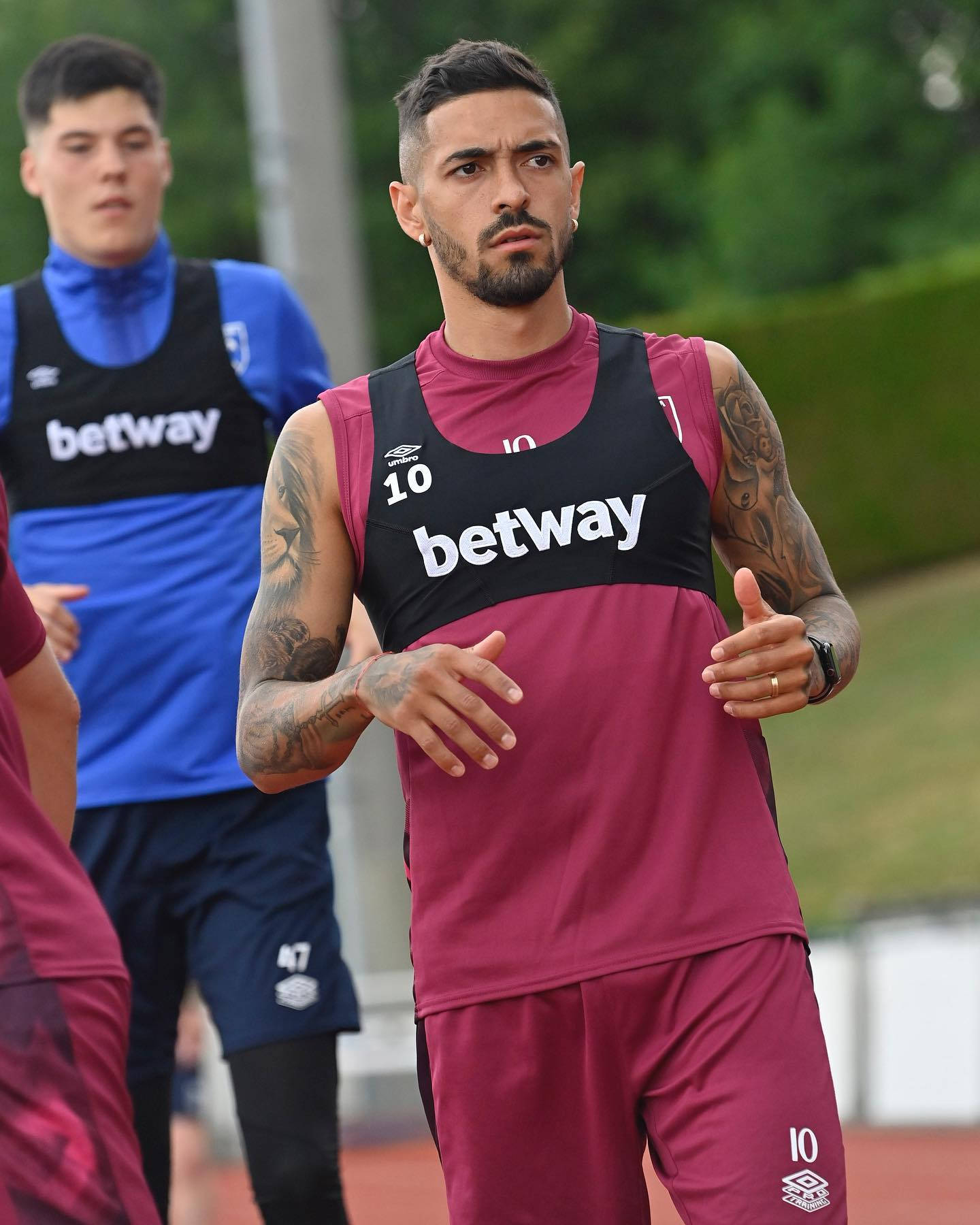 Manuel Lanzini, maroon training gear, training bib, HD Phone Wallpaper