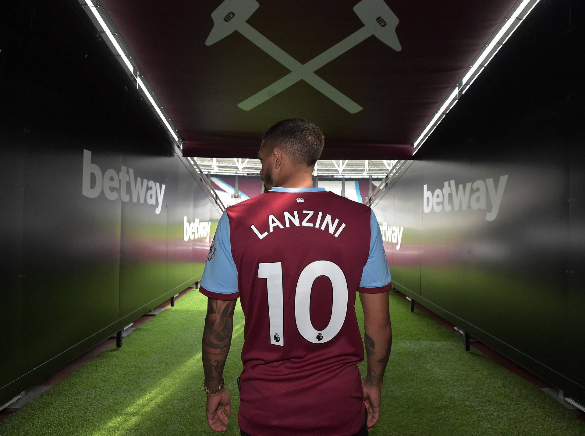 Manuel Lanzini, maroon number 10 jersey, green-turfed tunnel, Full HD Desktop Wallpaper