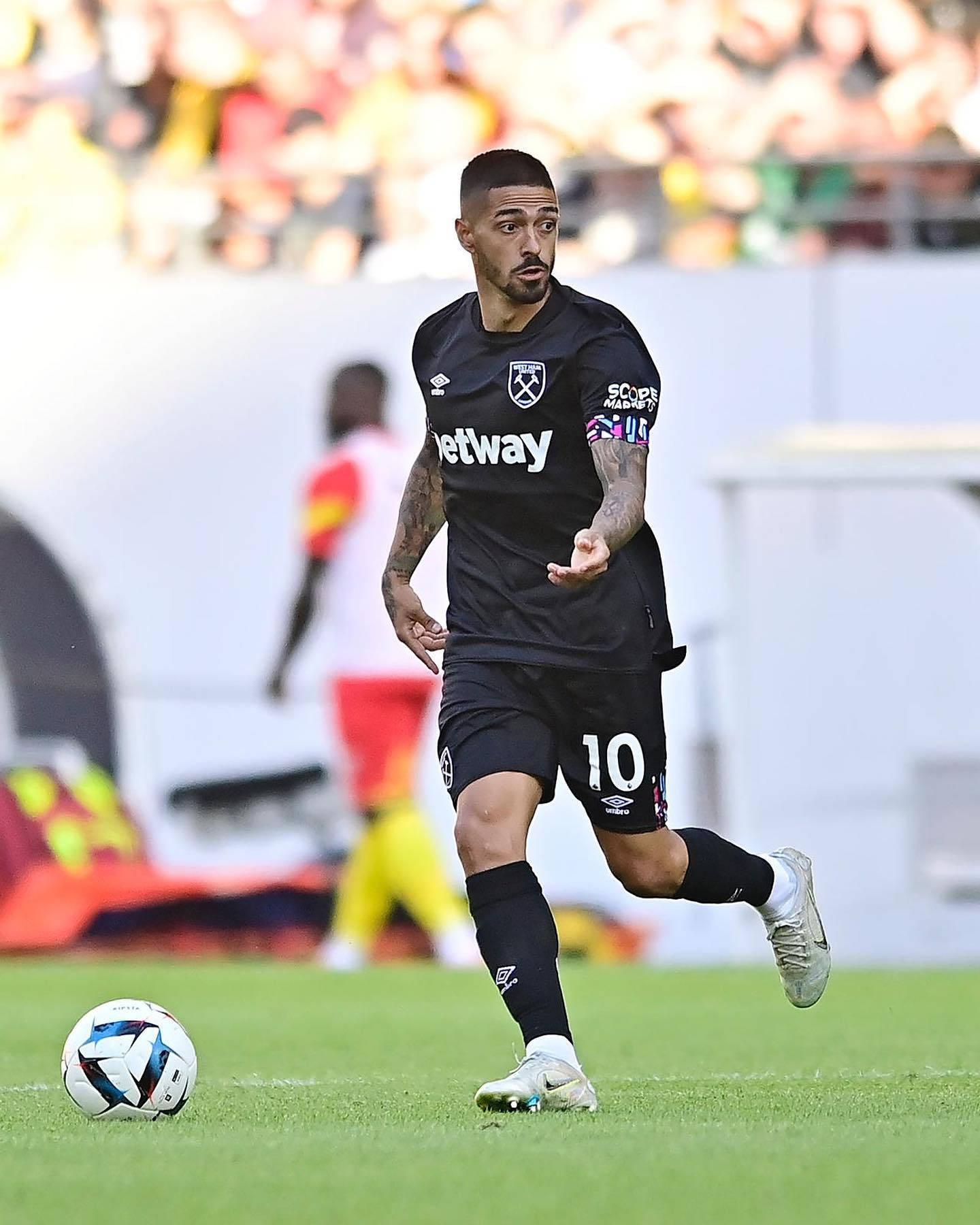 Manuel Lanzini, black jersey, number 10, HD Phone Wallpaper