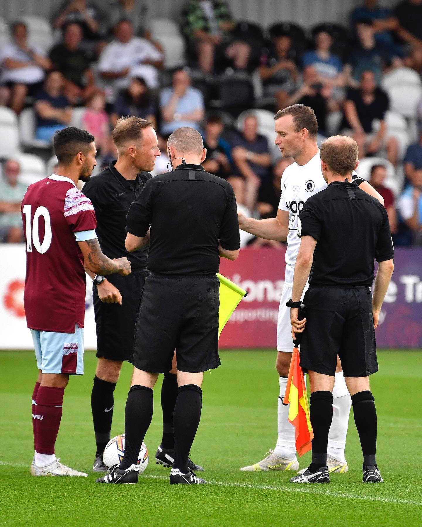 Manuel Lanzini, referees, green pitch, HD Phone Wallpaper