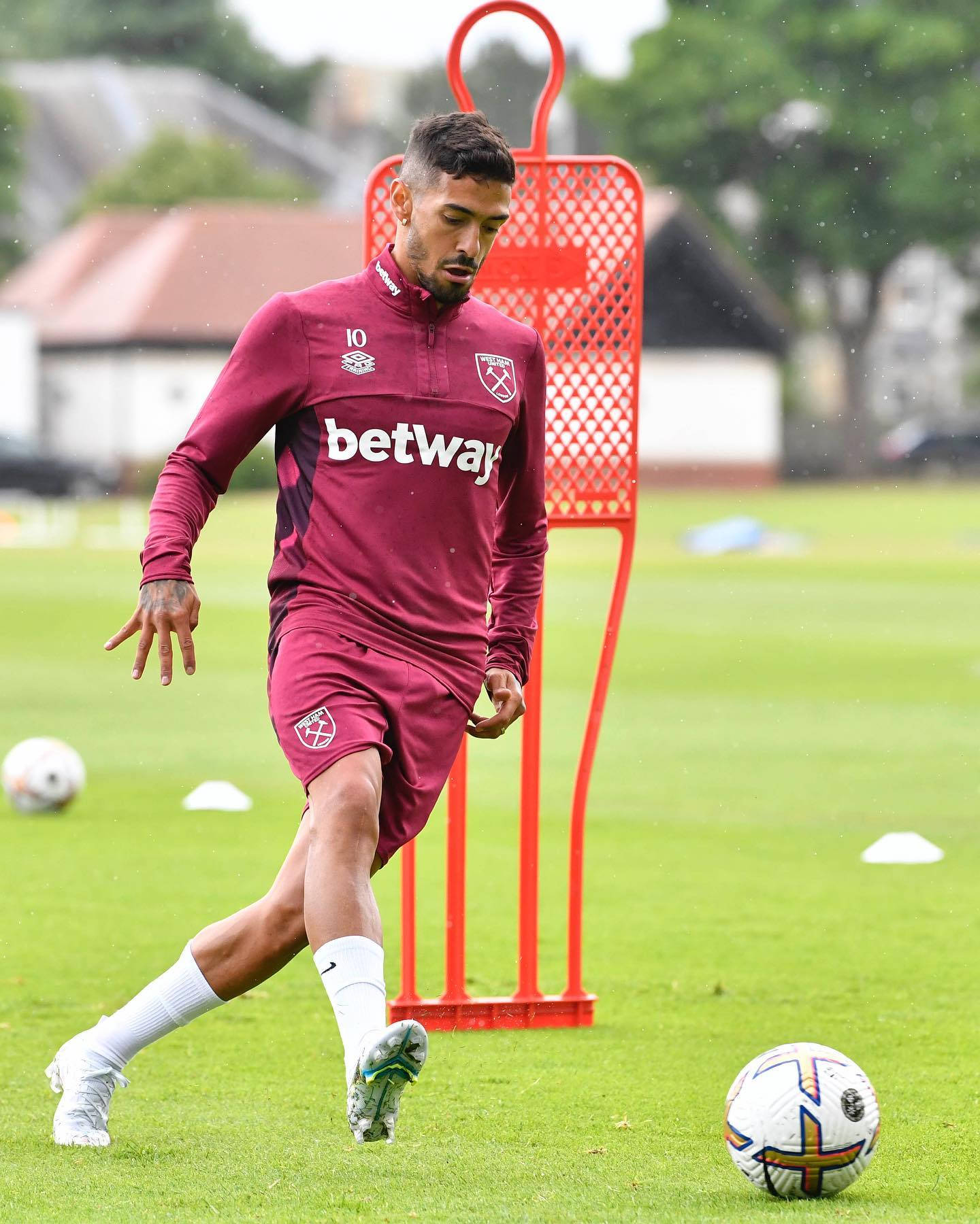 Manuel Lanzini, maroon training gear, grass field, HD Phone Wallpaper