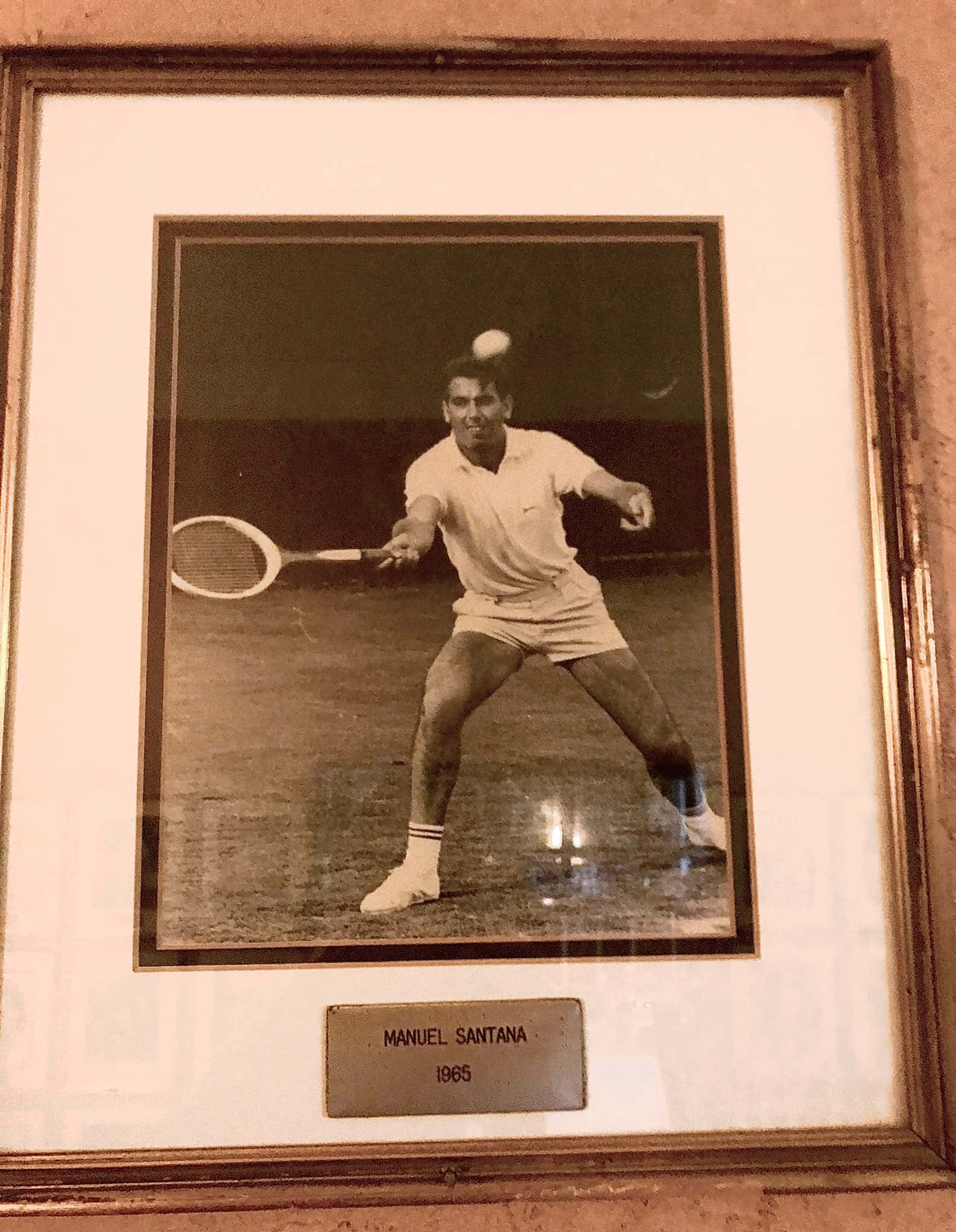 Manuel Santana, tennis player, mid-swing, Full HD Phone Wallpaper