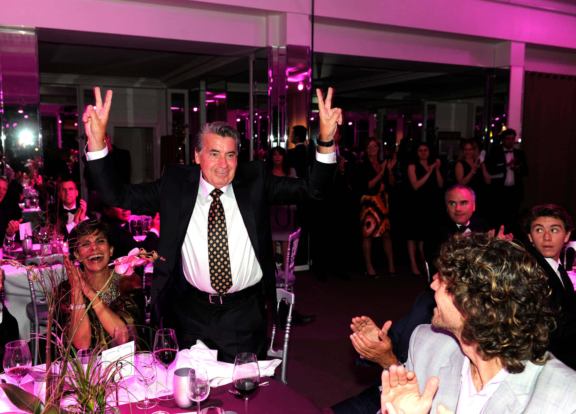 Manuel Santana, pink-lit gala, peace sign, Full HD Desktop Wallpaper