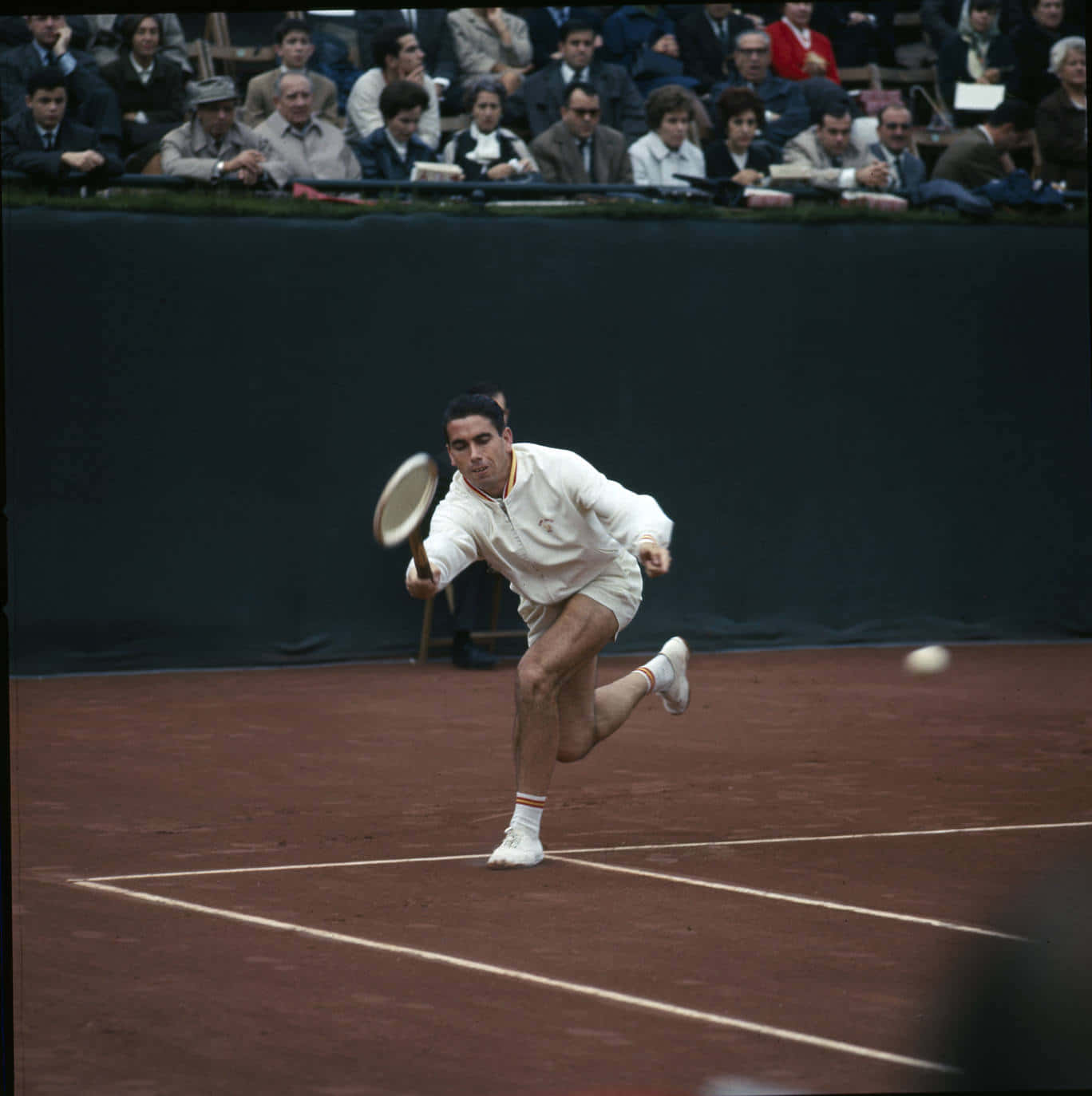 Manuel Santana, white attire, clay court, HD Phone Wallpaper