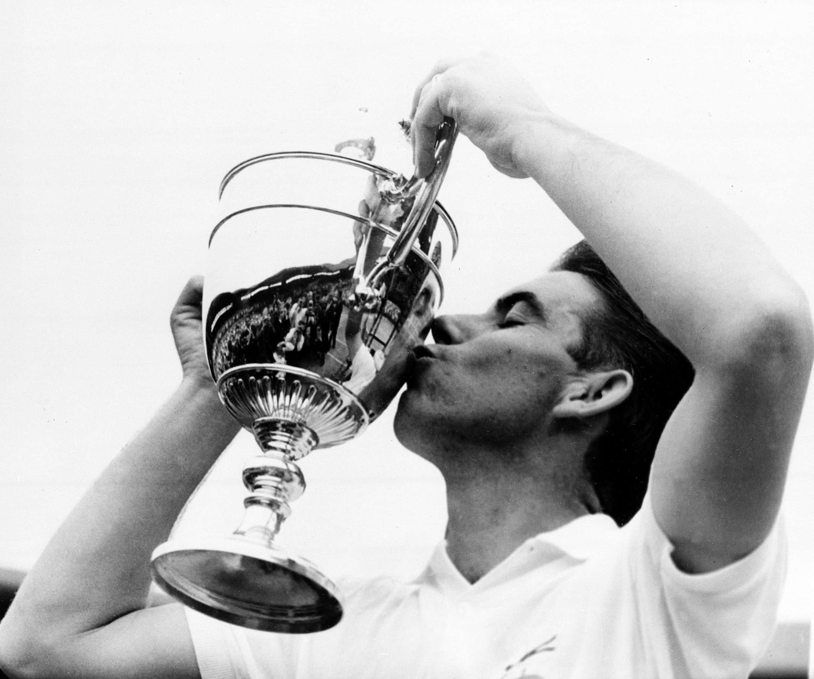 Manuel Santana, trophy, black and white, 2K Desktop Wallpaper