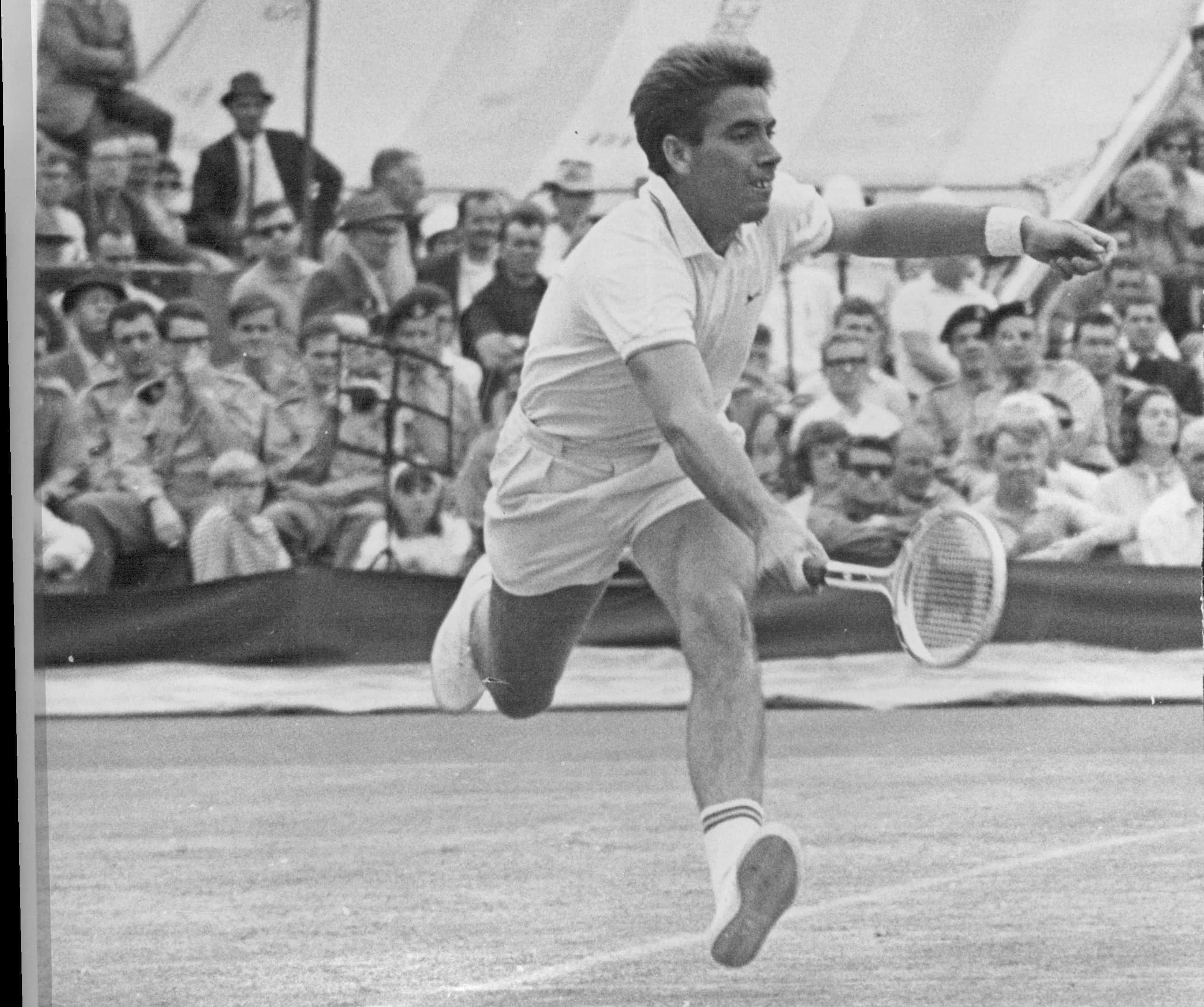 Manuel Santana, tennis player, mid-leap, 2K Desktop Wallpaper