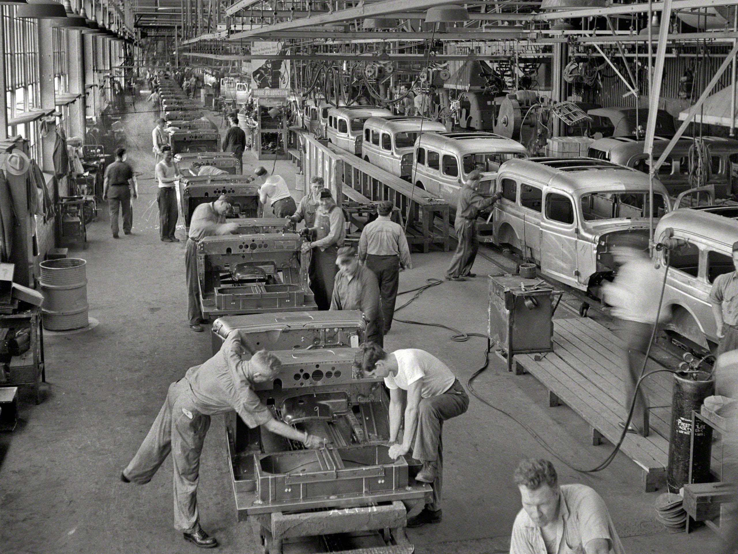 vintage cars, bustling factory assembly line, black and white photo, 2K Desktop Wallpaper
