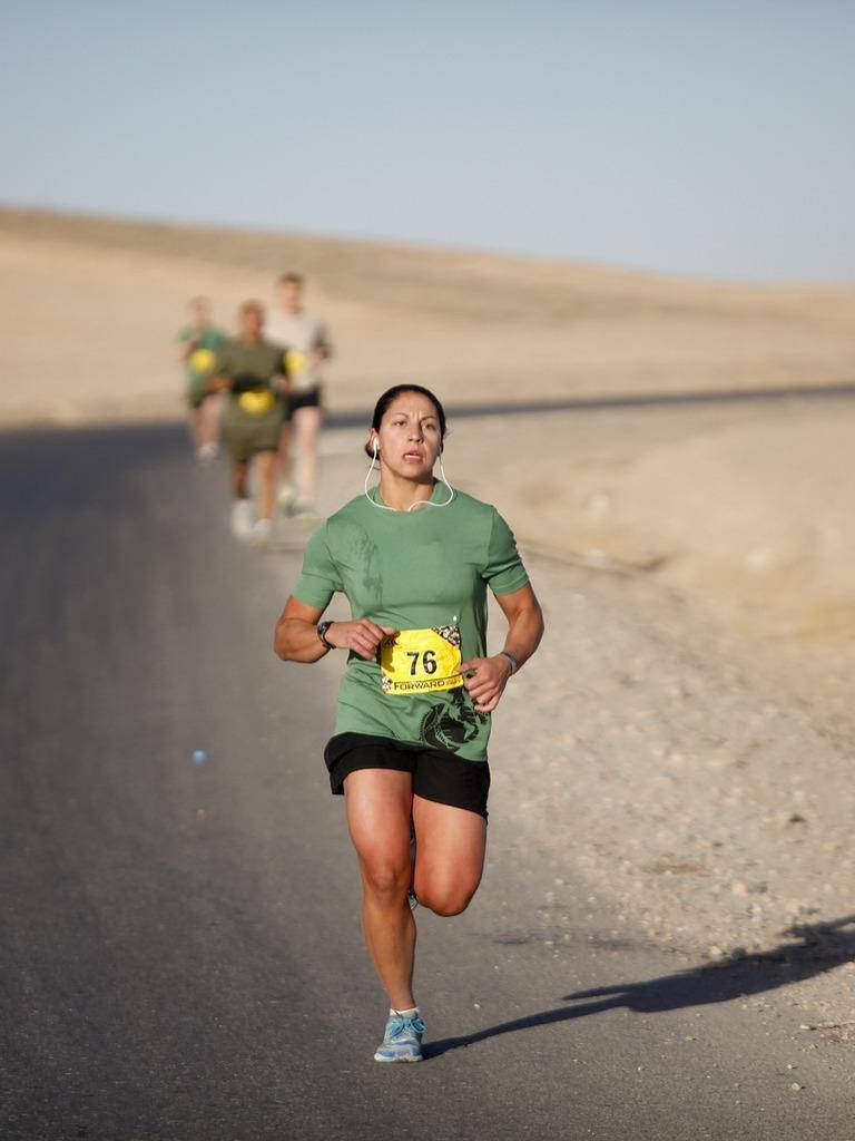 marathon, green shirt, black shorts, SD Phone Wallpaper