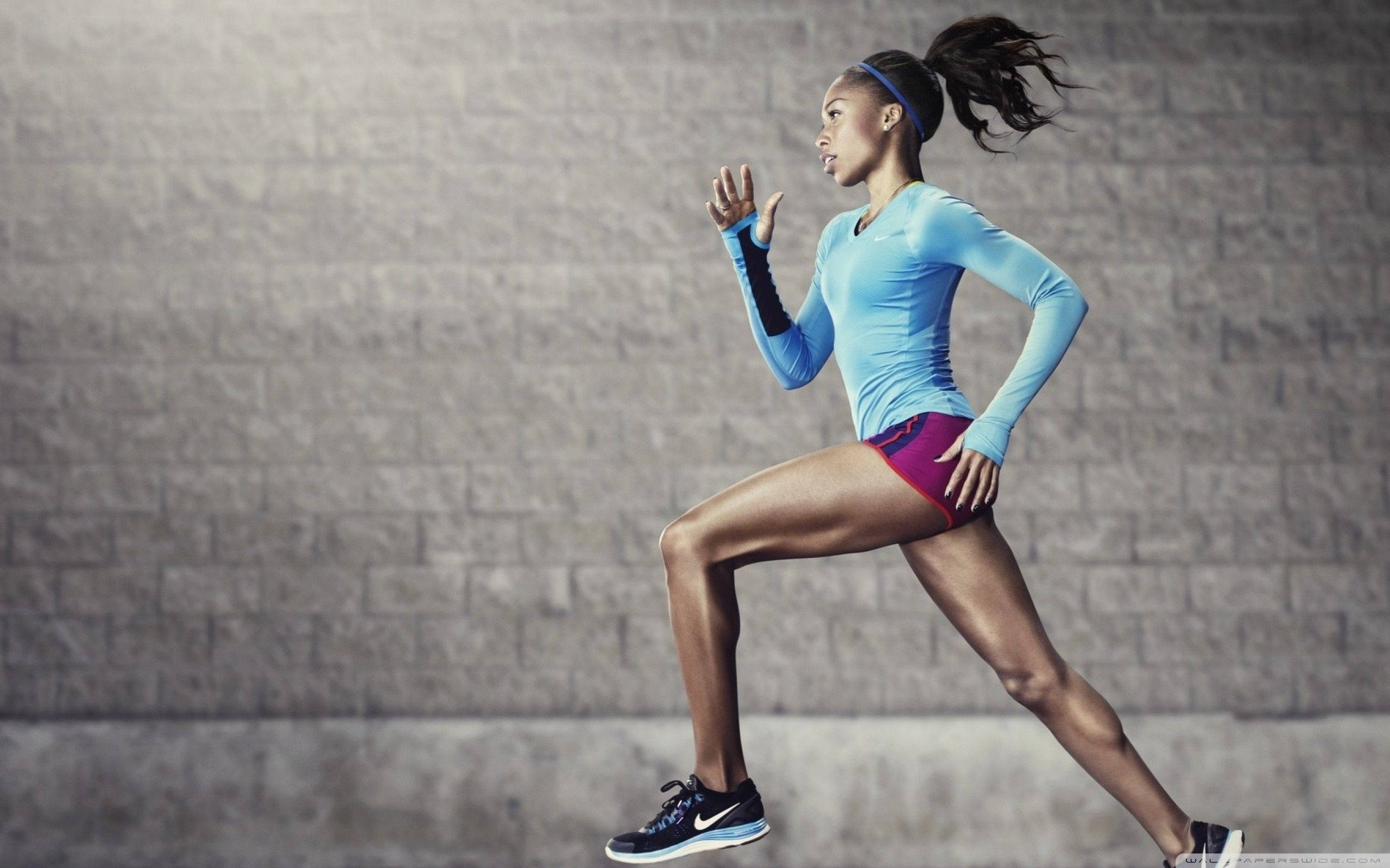 Marathon, textured gray brick wall, motion-blurred hair, 2K Desktop Wallpaper