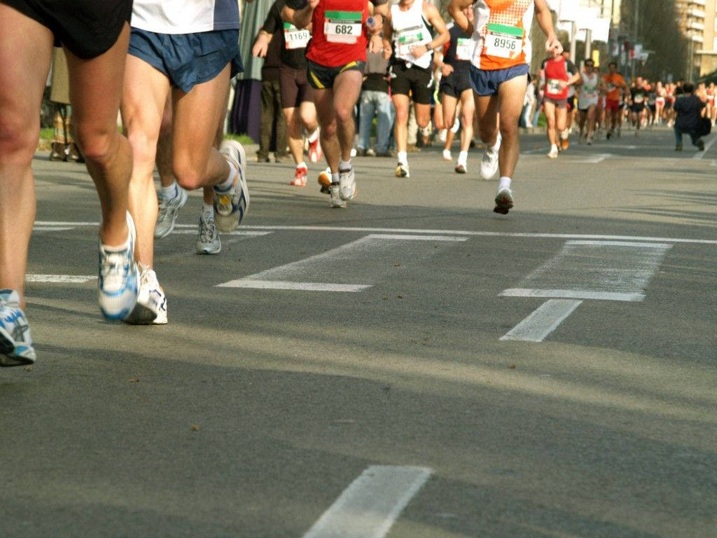 Marathon, runners, sunlit city street, SD Desktop Wallpaper