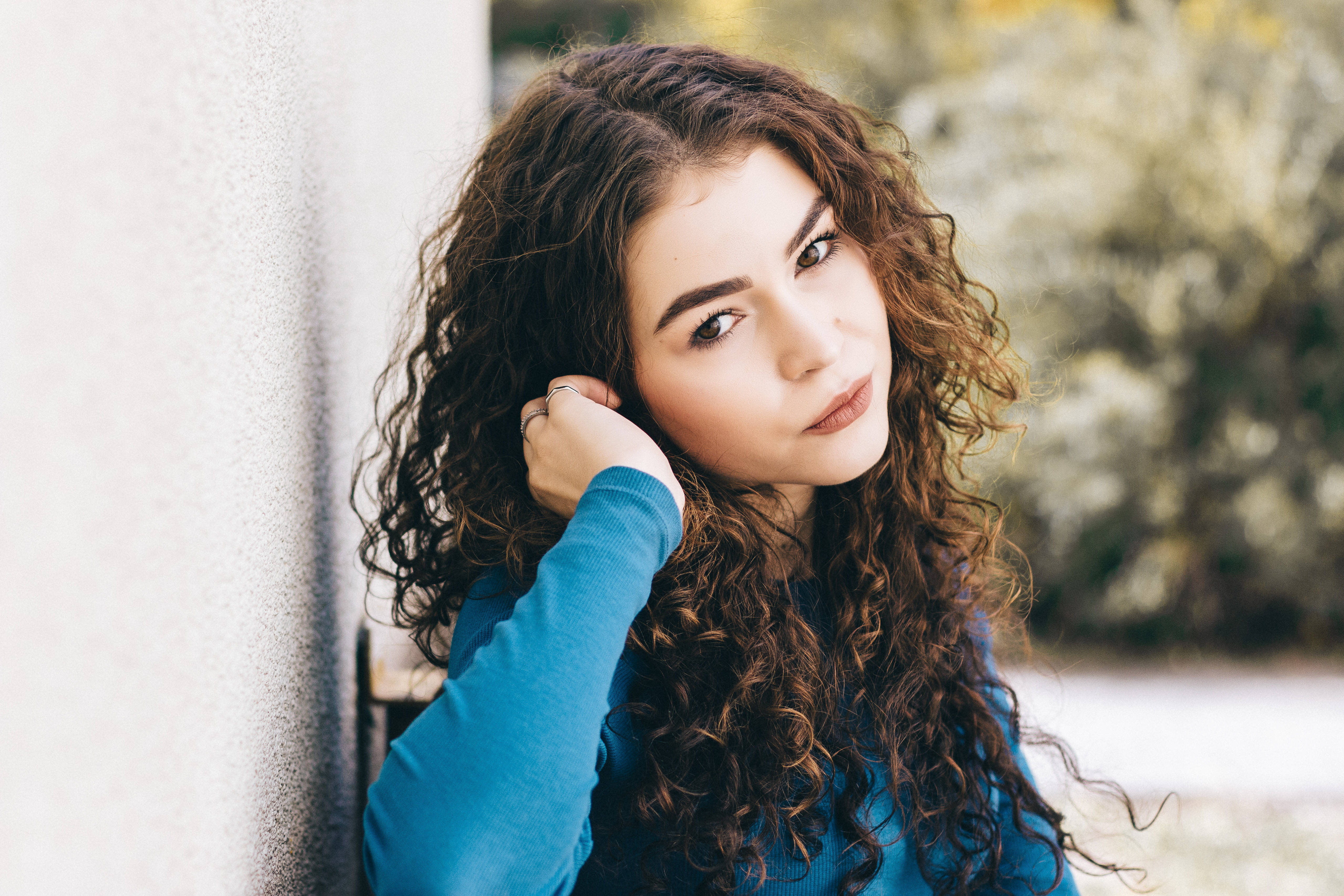 5K Marathon, young woman, voluminous curly brown hair, 5K Desktop Wallpaper