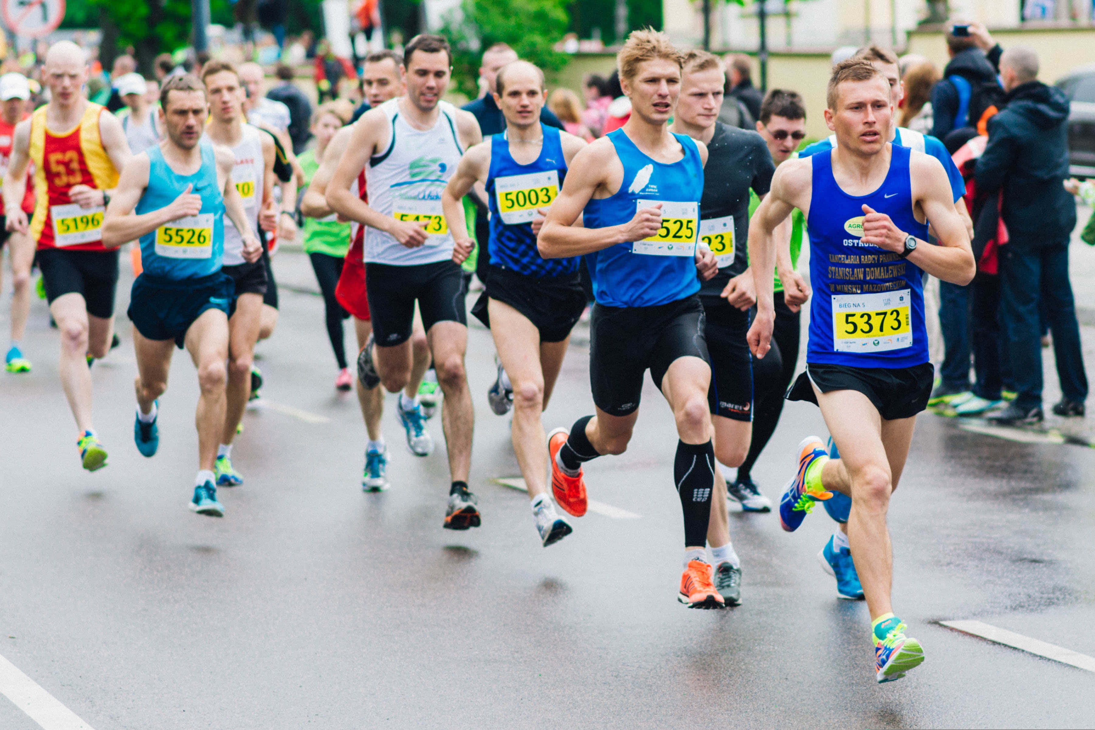 marathon, wet city street, athletic gear, 2K Desktop Wallpaper