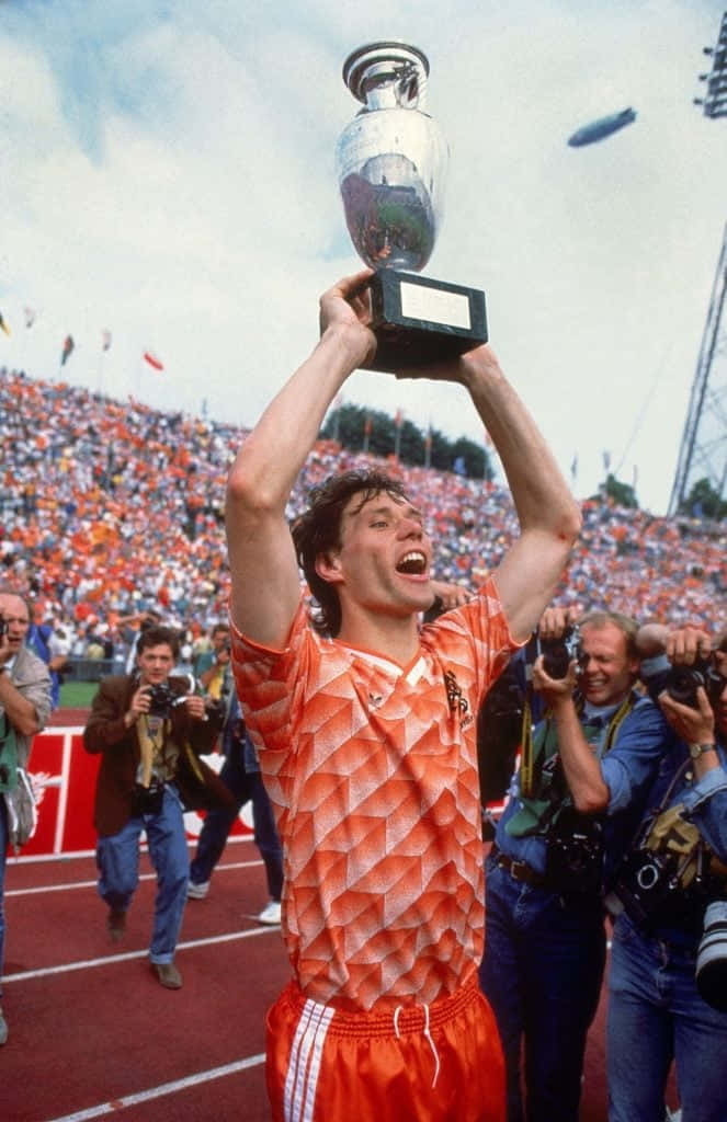 Marco Van Basten, orange jersey, gleaming silver trophy, SD Phone Wallpaper