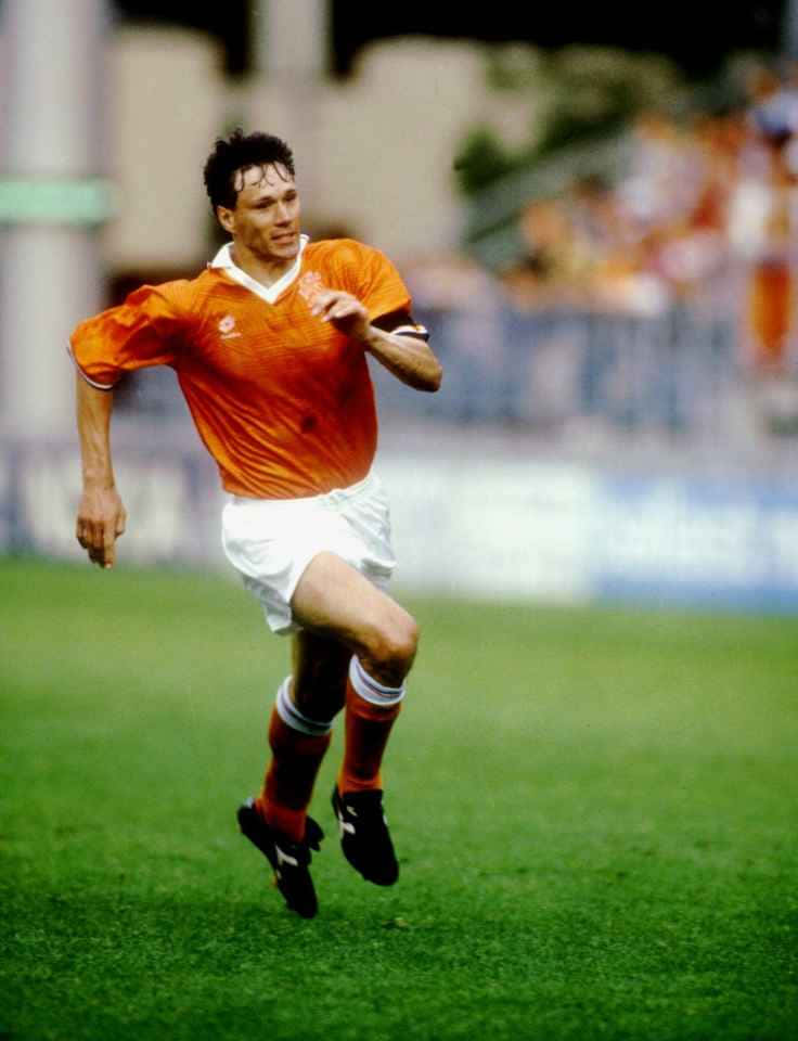 Marco Van Basten, orange jersey, vibrant green pitch, SD Phone Wallpaper