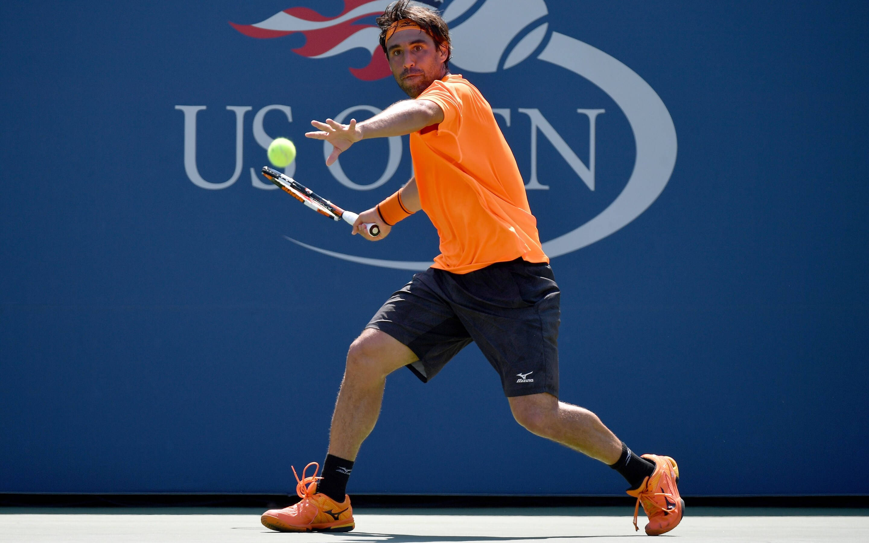 Marcos Baghdatis, orange gear, blue US Open backdrop, 2K Desktop Wallpaper