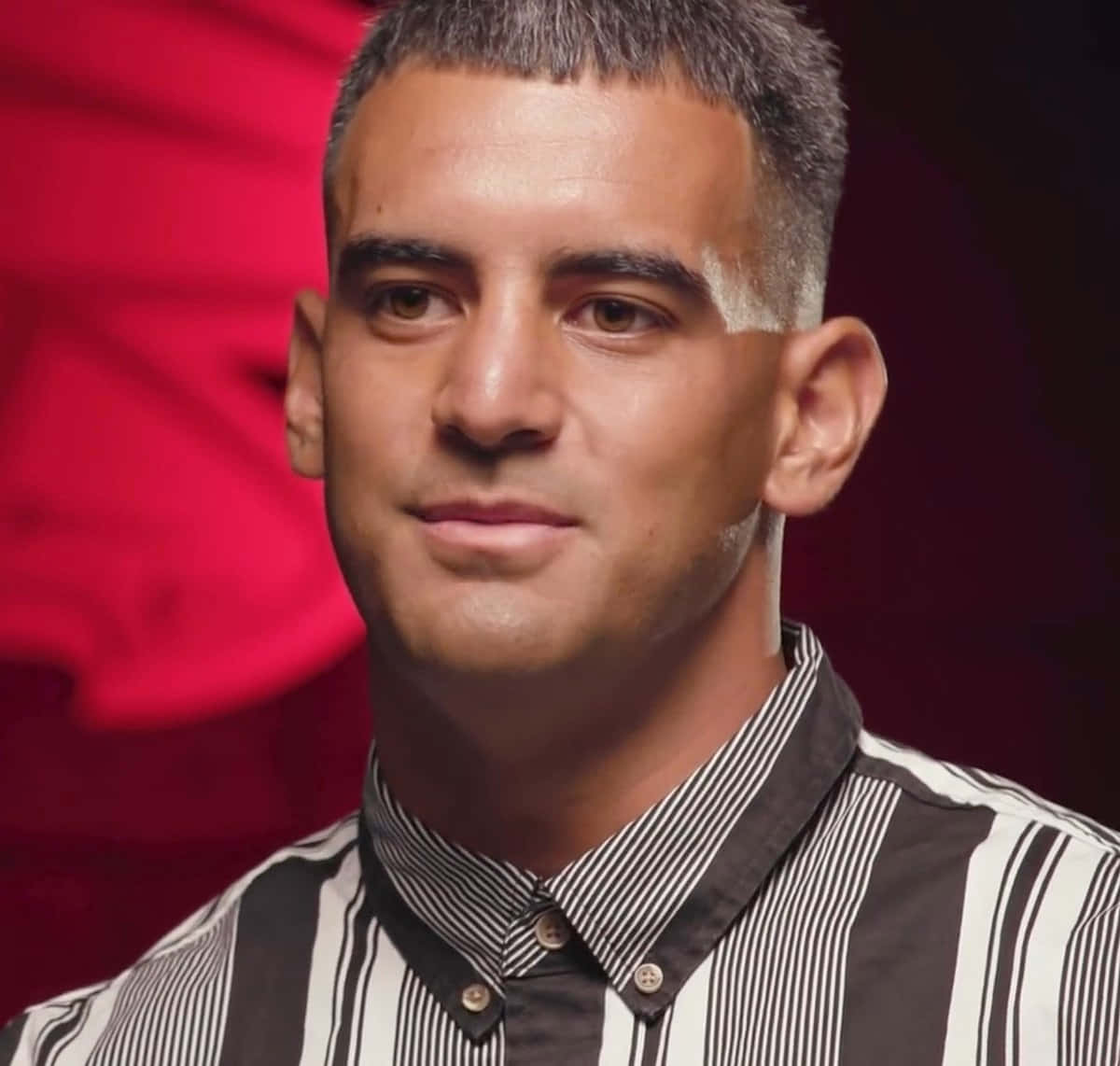 Marcus Mariota, short gray hair, black and white striped shirt, SD Desktop Wallpaper