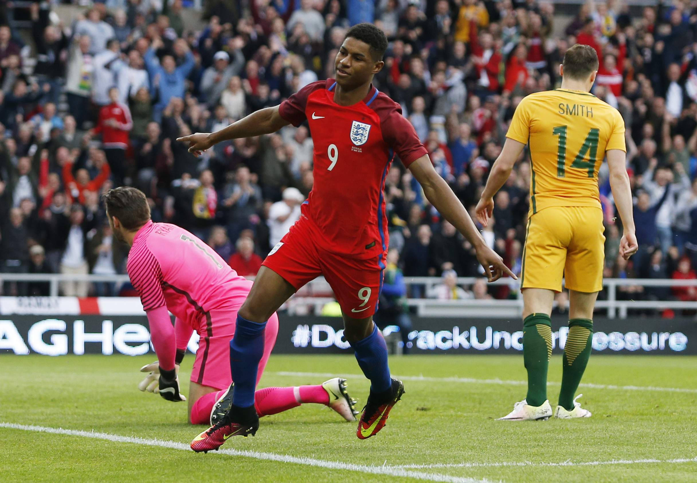 Marcus Rashford, red jersey number nine, green pitch, Full HD Desktop Wallpaper