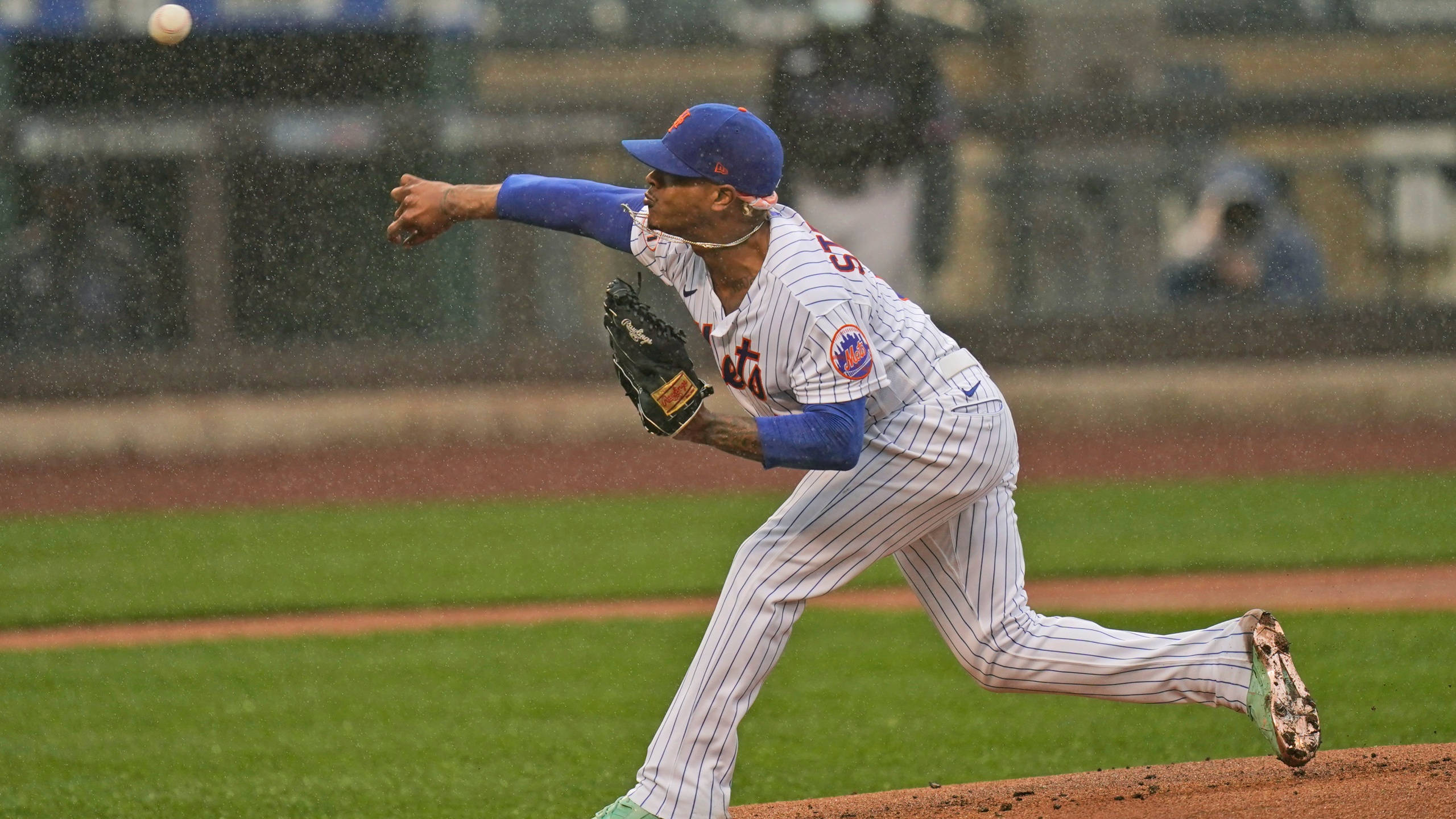 Marcus Stroman, pinstripe uniform, rain-soaked game, 2K Desktop Wallpaper