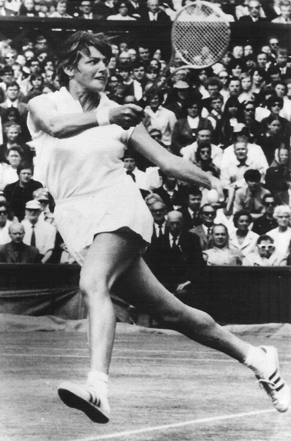 Margaret Court, grass court, vintage black and white photo, HD Phone Wallpaper