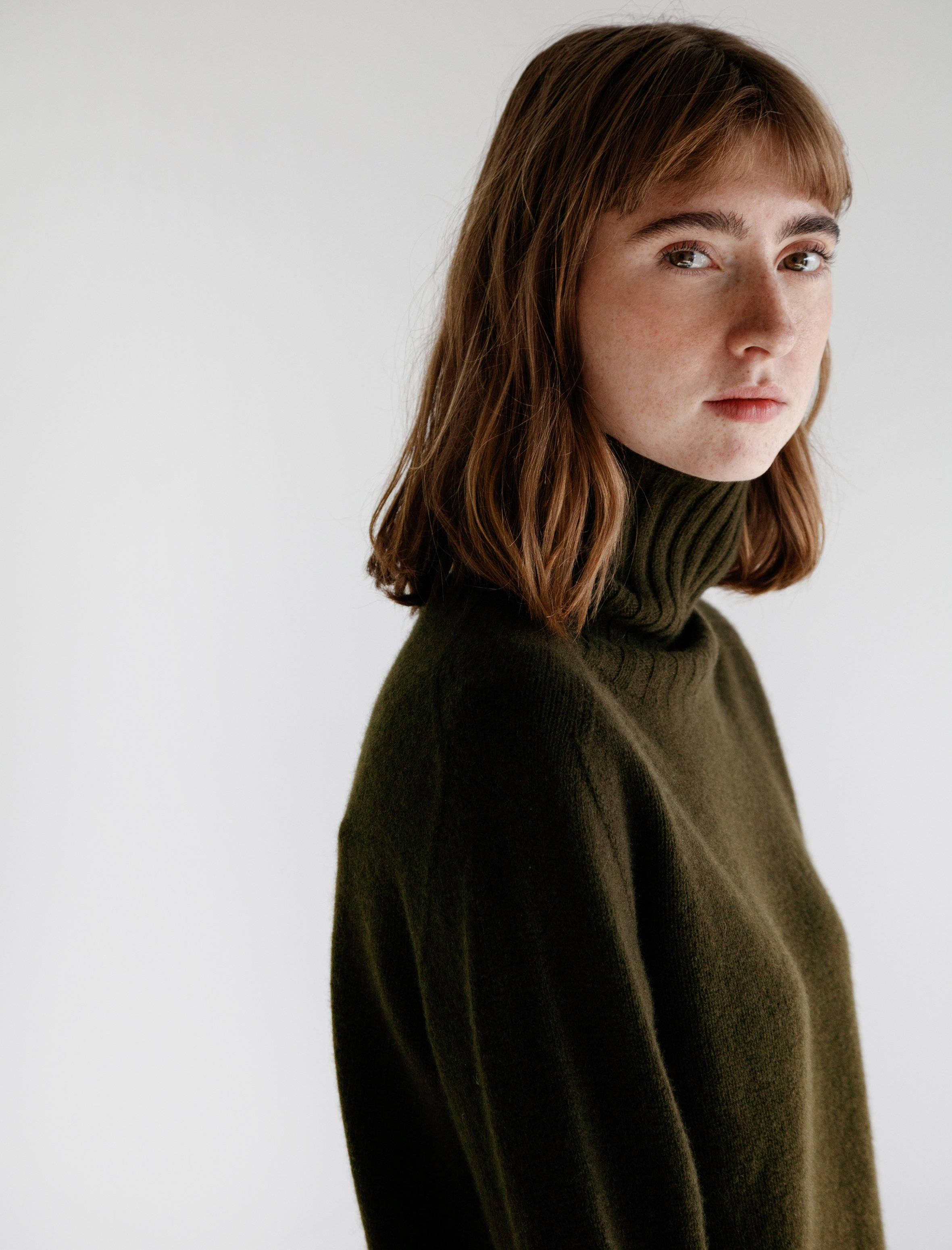 Margaret Howell, green turtle neck top, dark green turtleneck sweater, 2K Phone Wallpaper