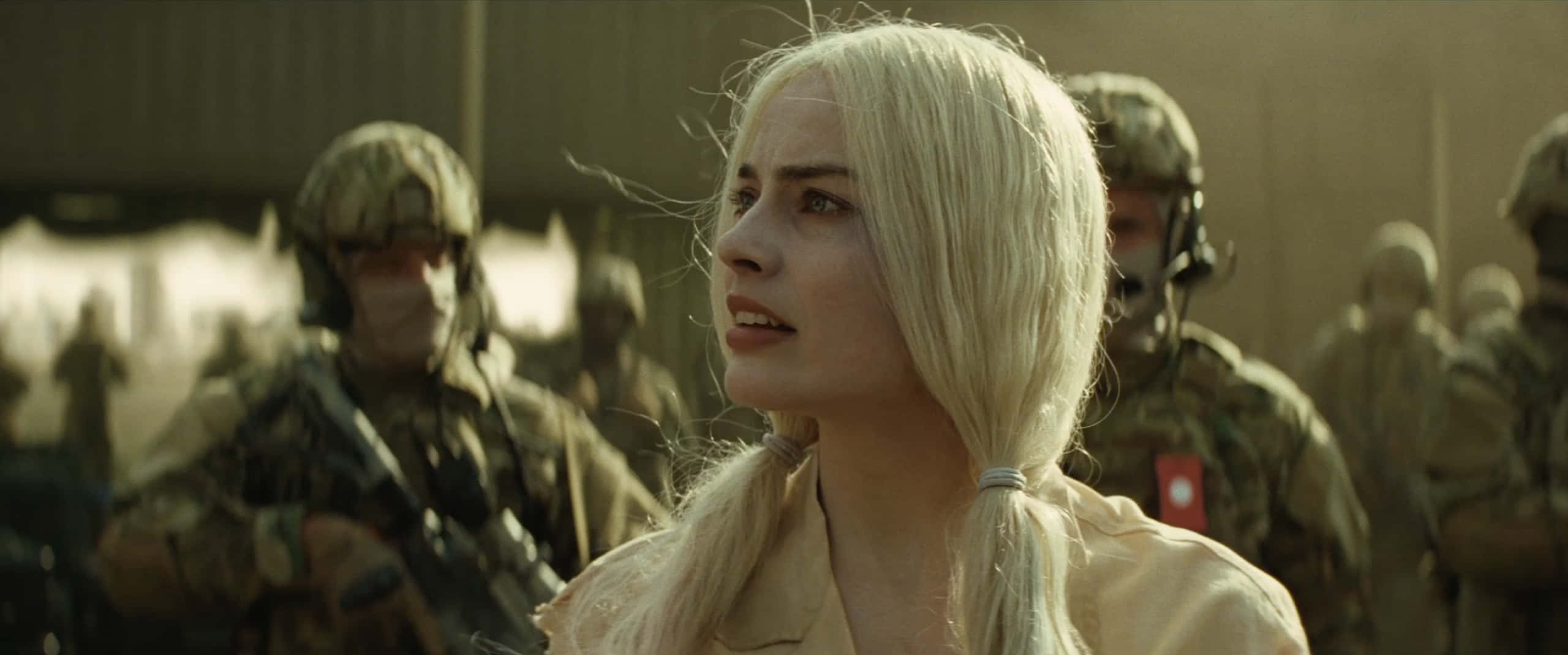 Margot Robbie Harley Quinn, blonde, pained expression, 2K Desktop Wallpaper