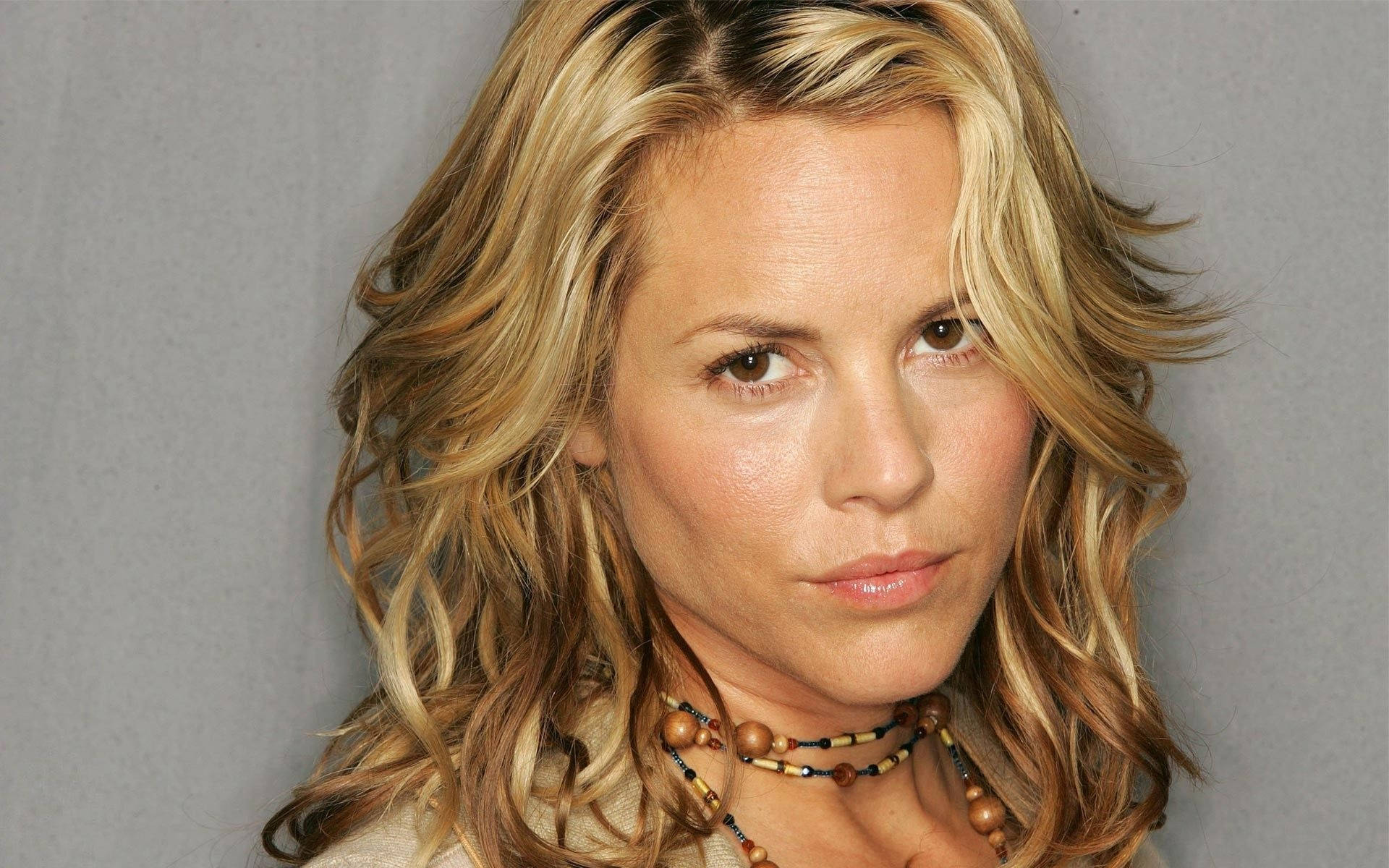 Maria Bello, wavy blonde hair, beaded necklace, Full HD Desktop Wallpaper