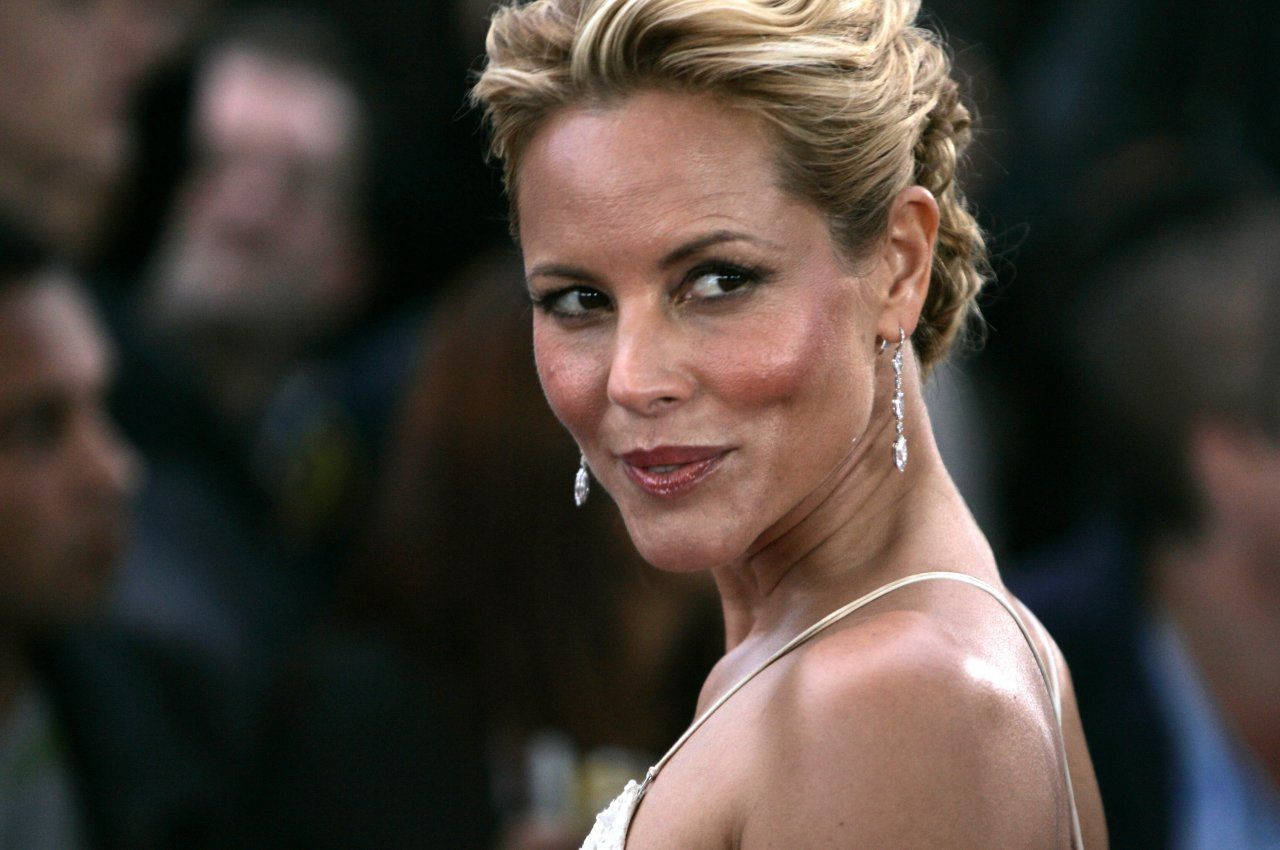 Maria Bello, blonde updo, dangling earrings, HD Desktop Wallpaper